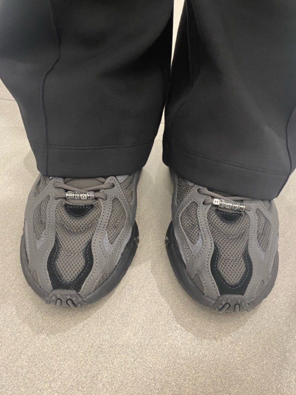 ブラック系のダウンジャケット/コート、ブルー系のニット/セーター、ブラック系のその他パンツを着用したメンズの夏コーディネートの4枚目の写真