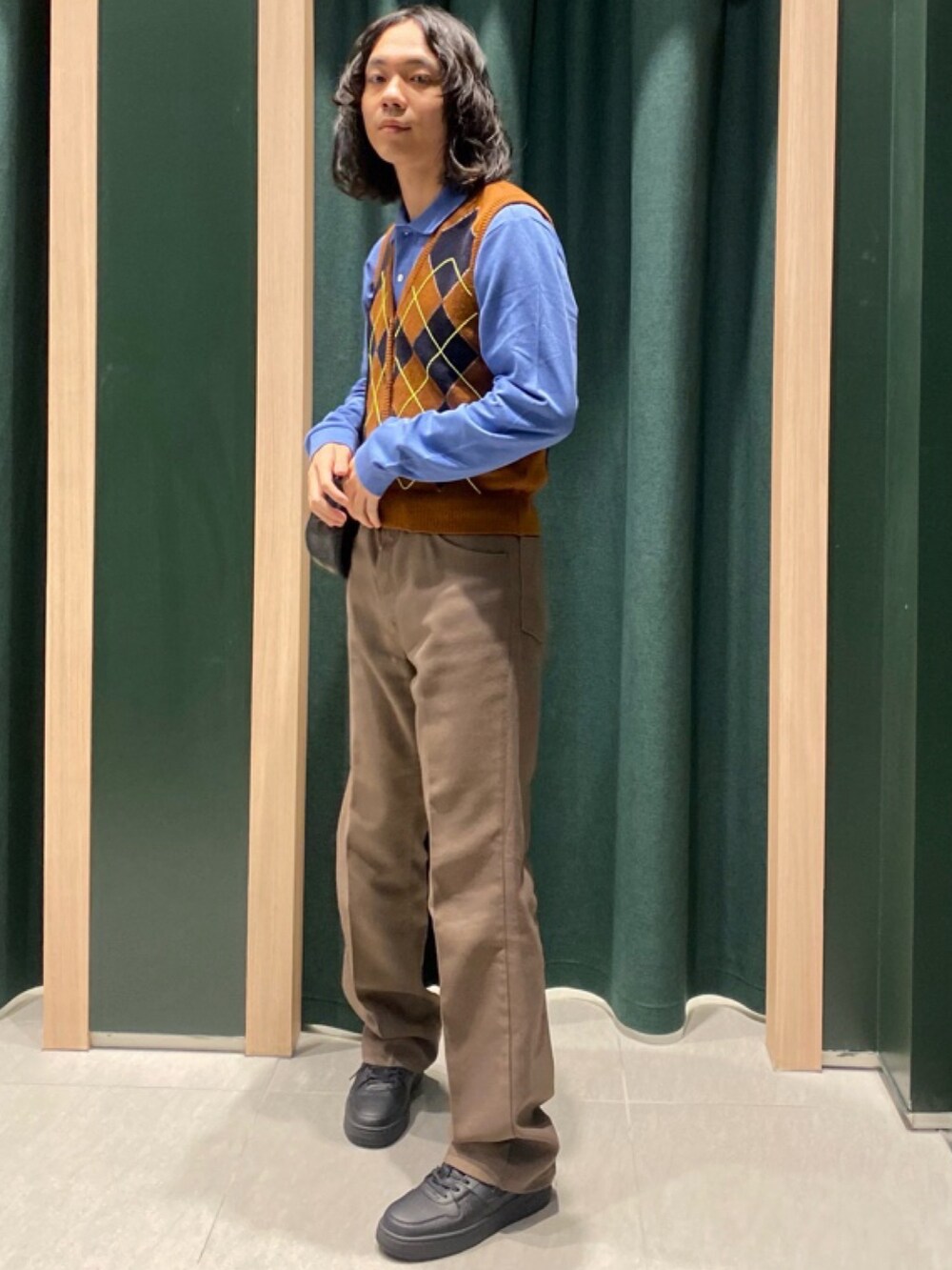 ブルー系のポロシャツ、ブラウン系のブルゾン、ブラウン系のカーディガン/ボレロを着用したメンズの夏コーディネートの3枚目の写真