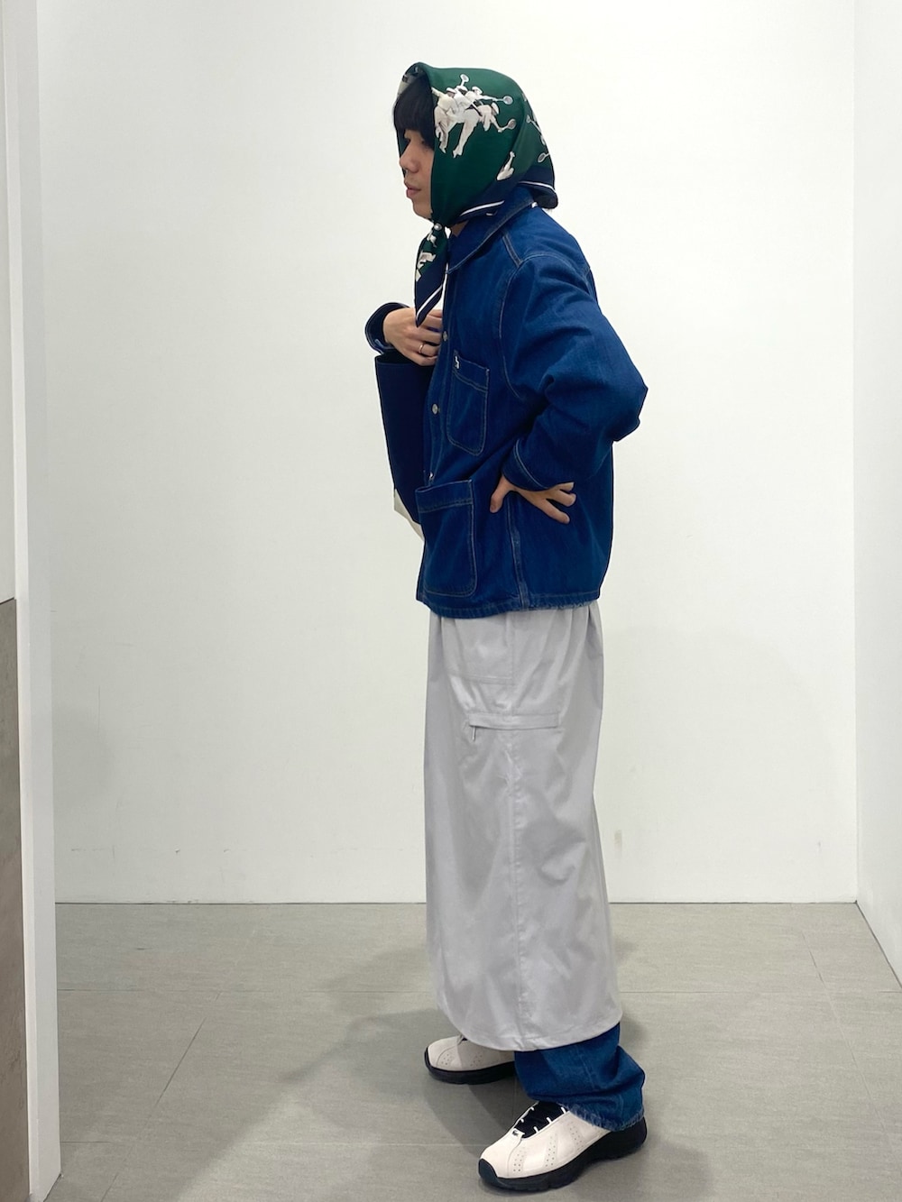 ブルー系のポロシャツ、ホワイト系のスニーカー、ブルー系のトートバッグを着用したメンズの春コーディネートの4枚目の写真