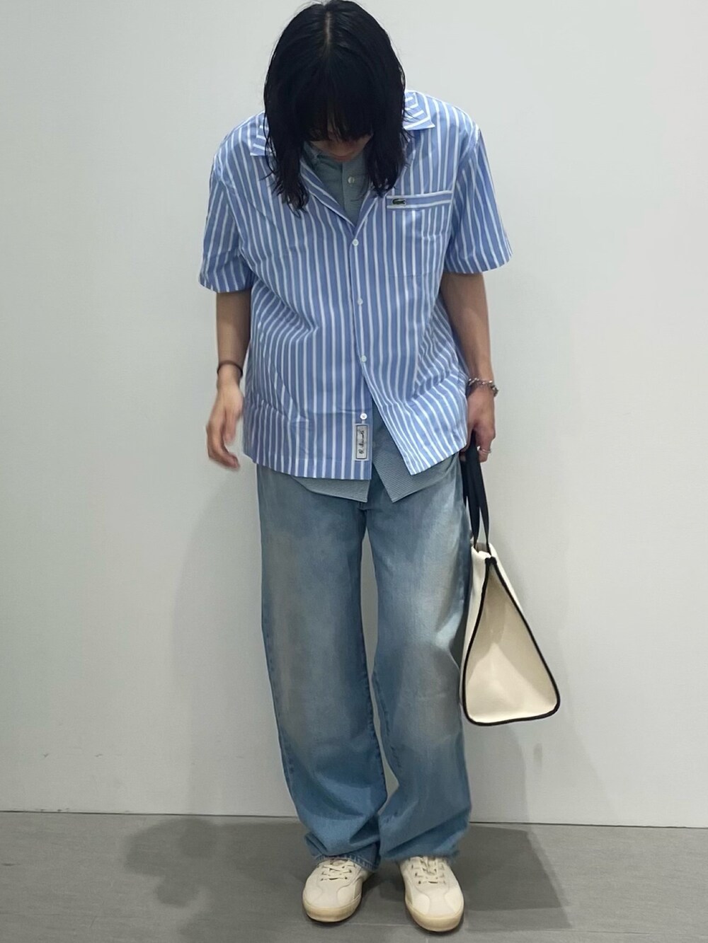 ブルー系のシャツ/ブラウス、ブルー系のシャツ/ブラウス、ブルー系のデニムパンツを着用したメンズの夏コーディネートの4枚目の写真