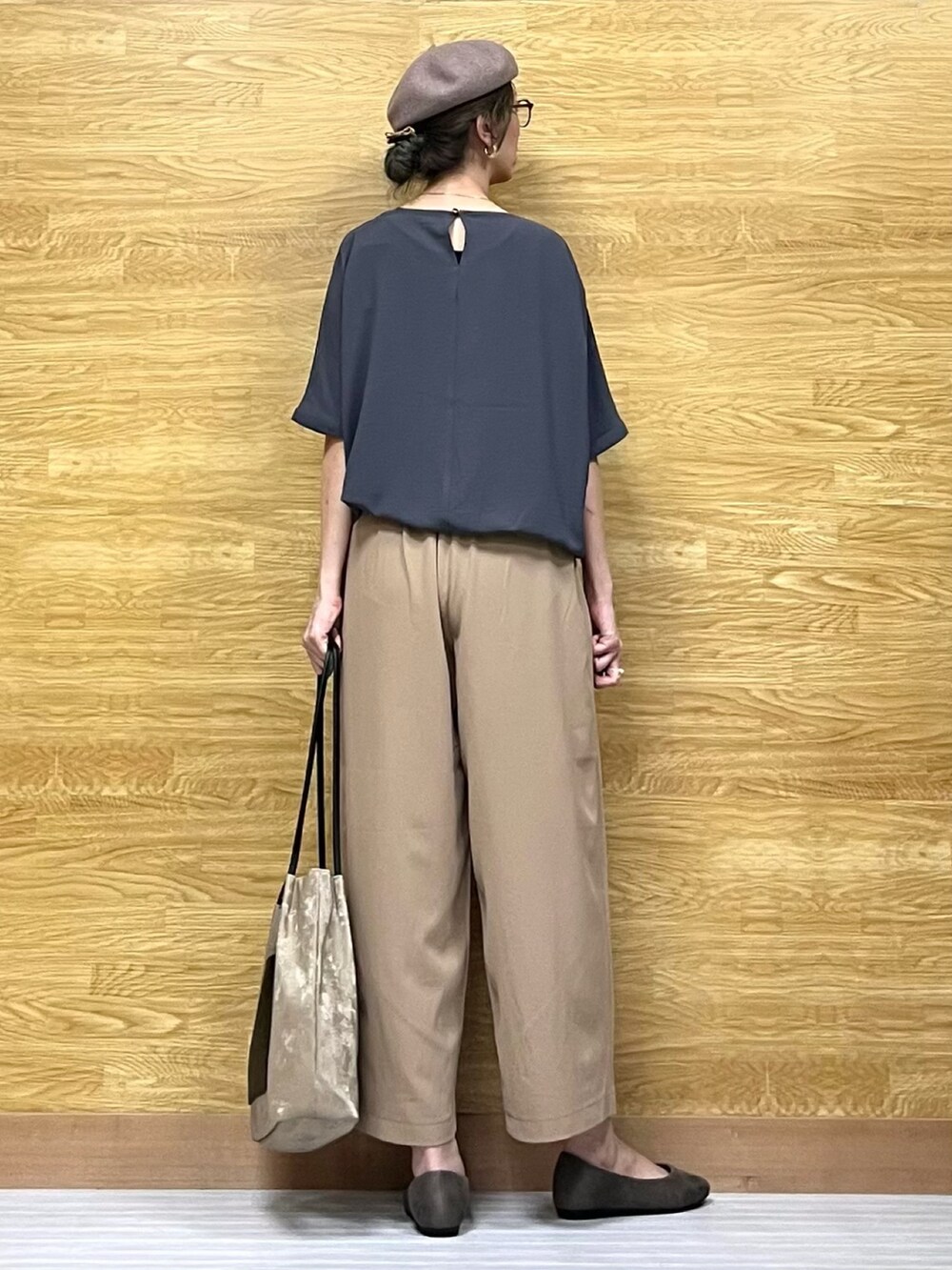 グレー系のシャツ/ブラウス、ベージュ系のその他パンツ、ブラウン系のその他シューズを着用したレディースの秋コーディネートの3枚目の写真