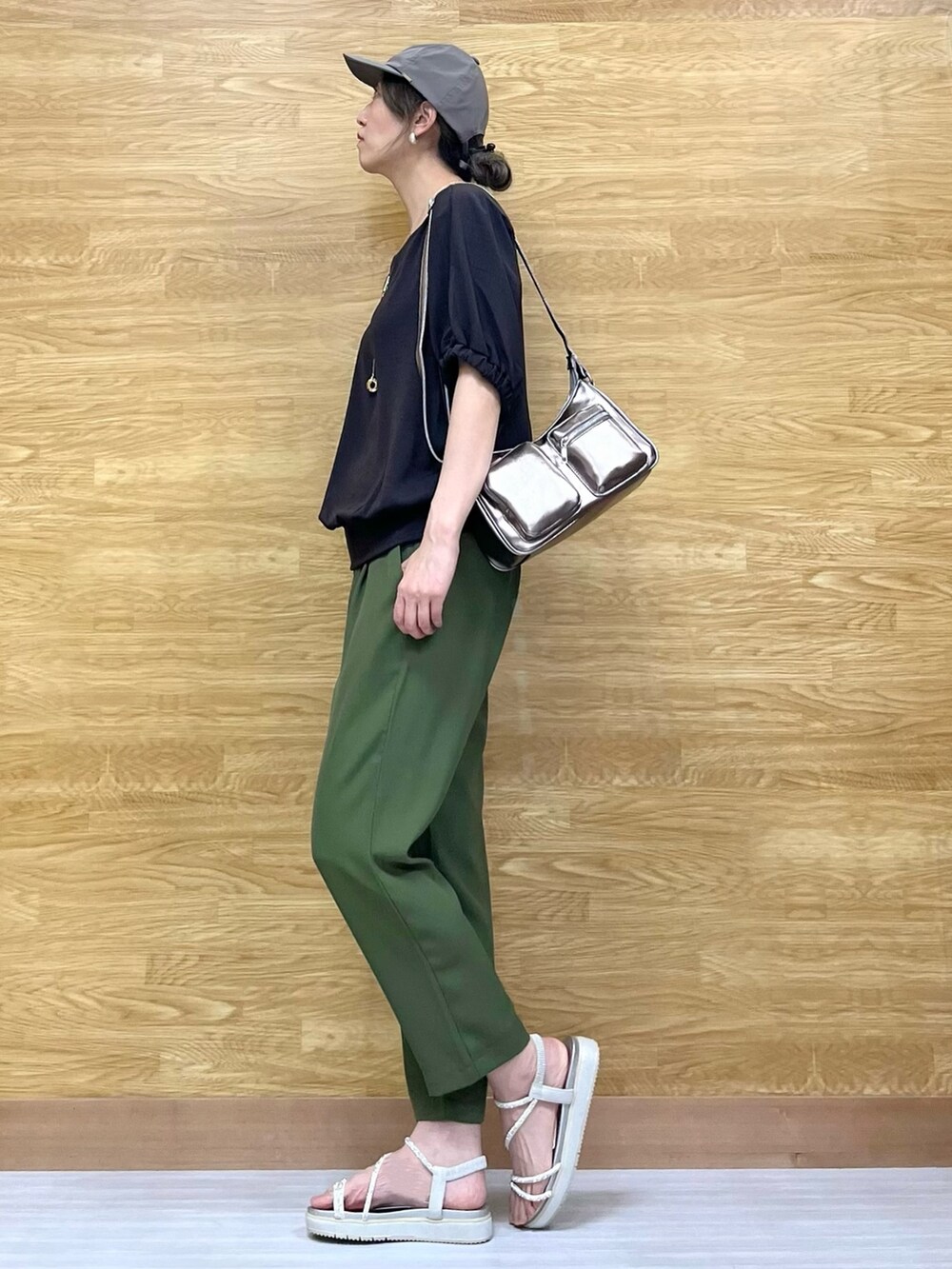 シルバー系のサンダル、グリーン系のその他パンツ、その他のショルダーバッグを着用したレディースの春コーディネートの2枚目の写真