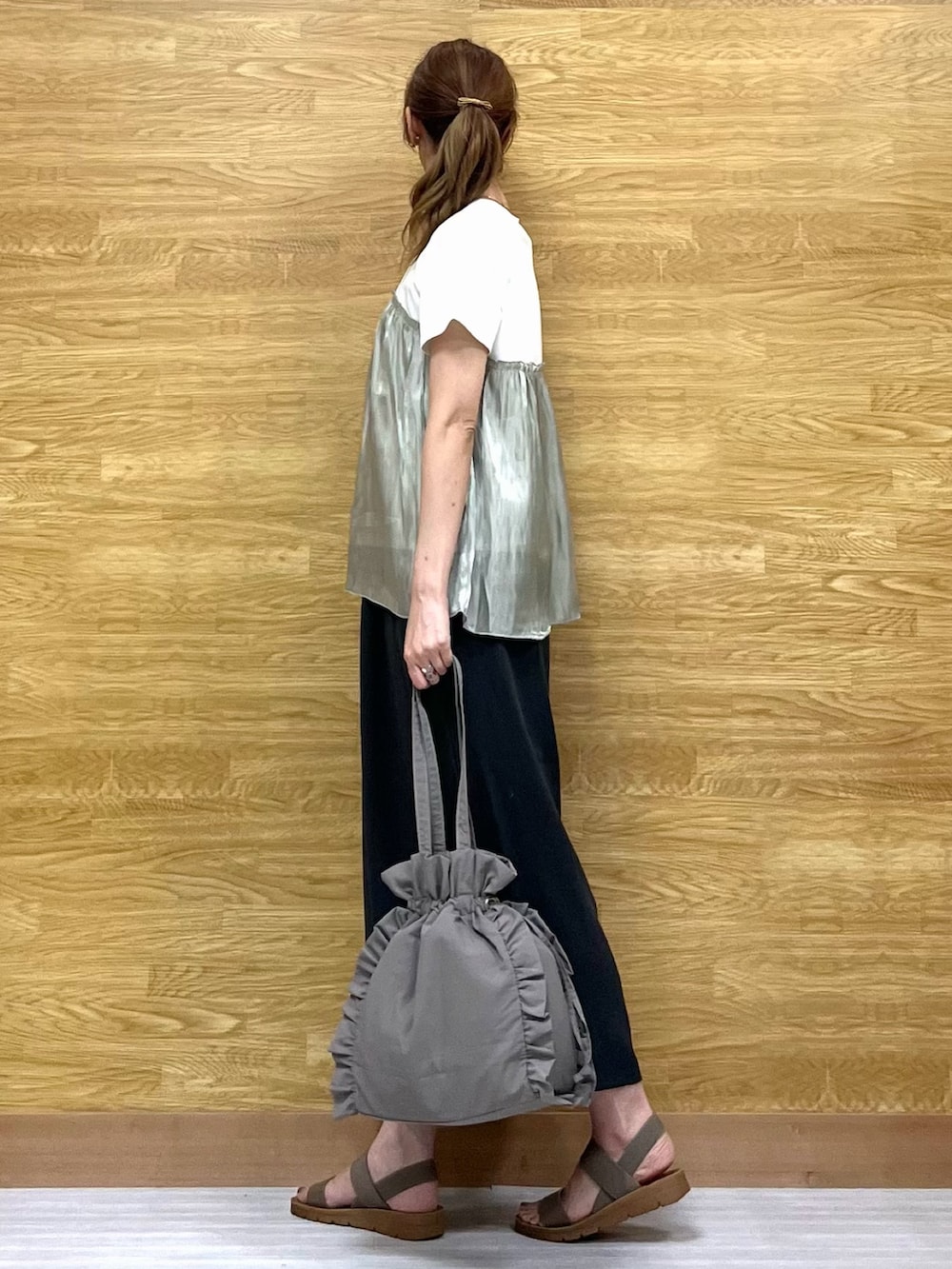 グリーン系のTシャツ/カットソー、グレー系のその他パンツ、グレー系のトートバッグを着用したレディースの夏コーディネートの2枚目の写真