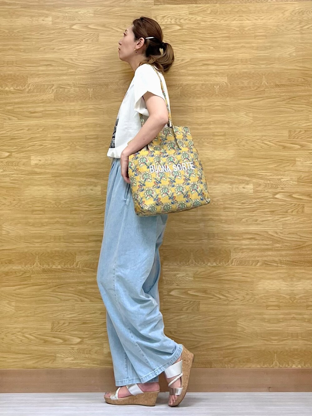 ホワイト系のTシャツ/カットソー、シルバー系のサンダル、イエロー系のトートバッグを着用したレディースの夏コーディネートの2枚目の写真