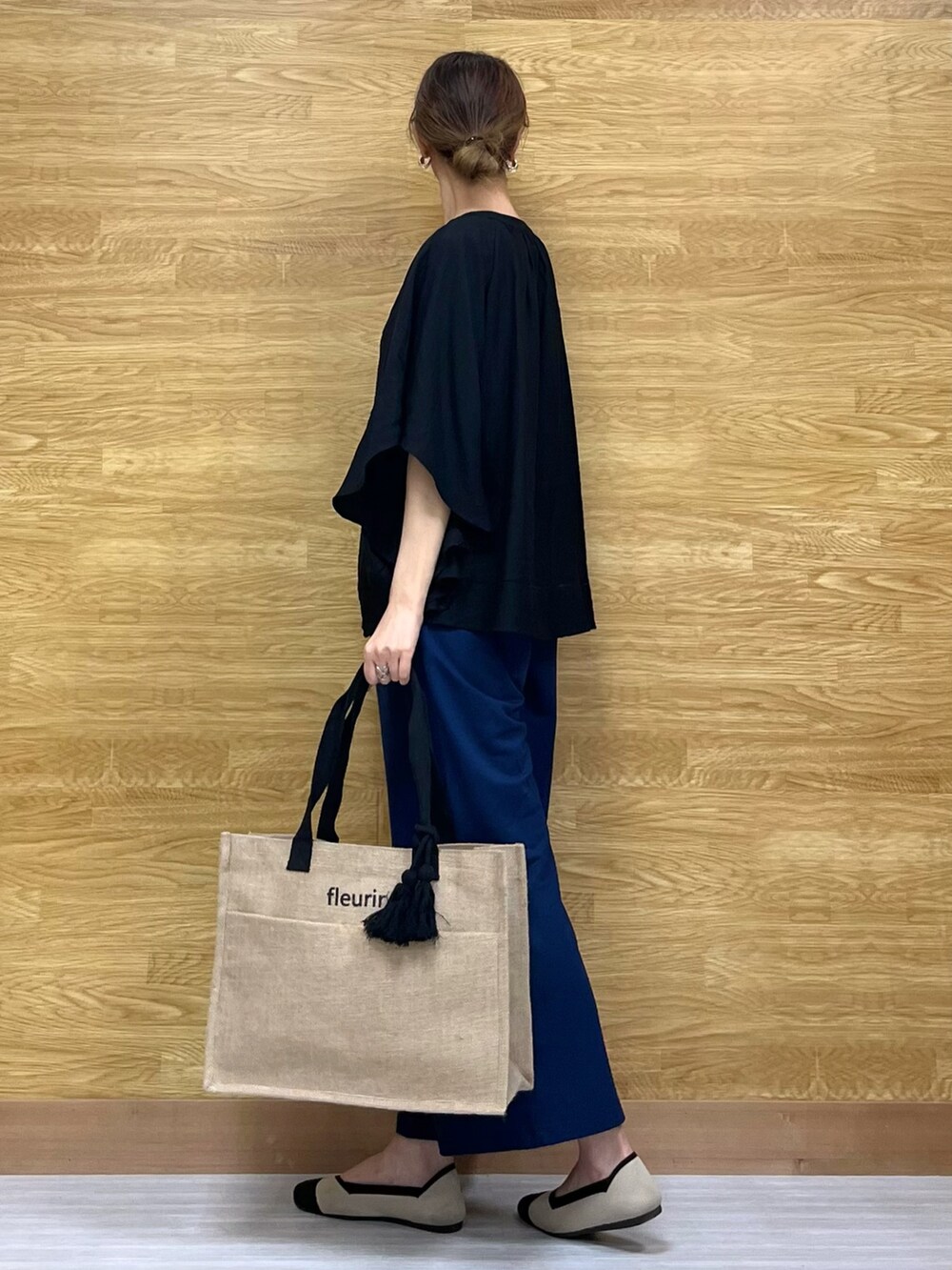 ブラック系のシャツ/ブラウス、シルバー系のタンクトップ、ブルー系のその他パンツを着用したレディースの春コーディネートの2枚目の写真