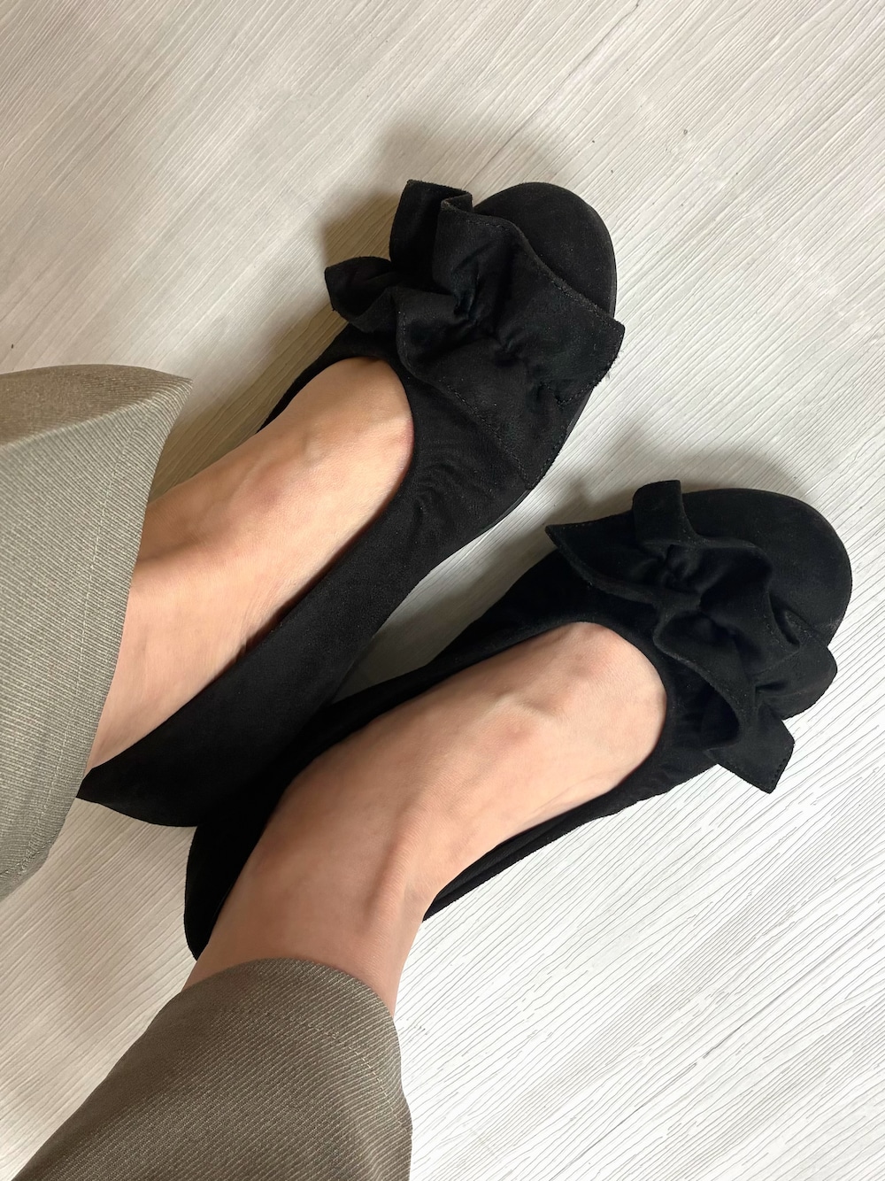 ブラウン系のシャツ/ブラウス、ベージュ系のその他パンツ、ブラック系のその他シューズを着用したレディースの秋コーディネートの5枚目の写真