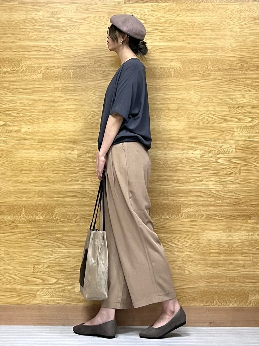 グレー系のシャツ/ブラウス、ベージュ系のその他パンツ、ブラウン系のその他シューズを着用したレディースの秋コーディネートの2枚目の写真