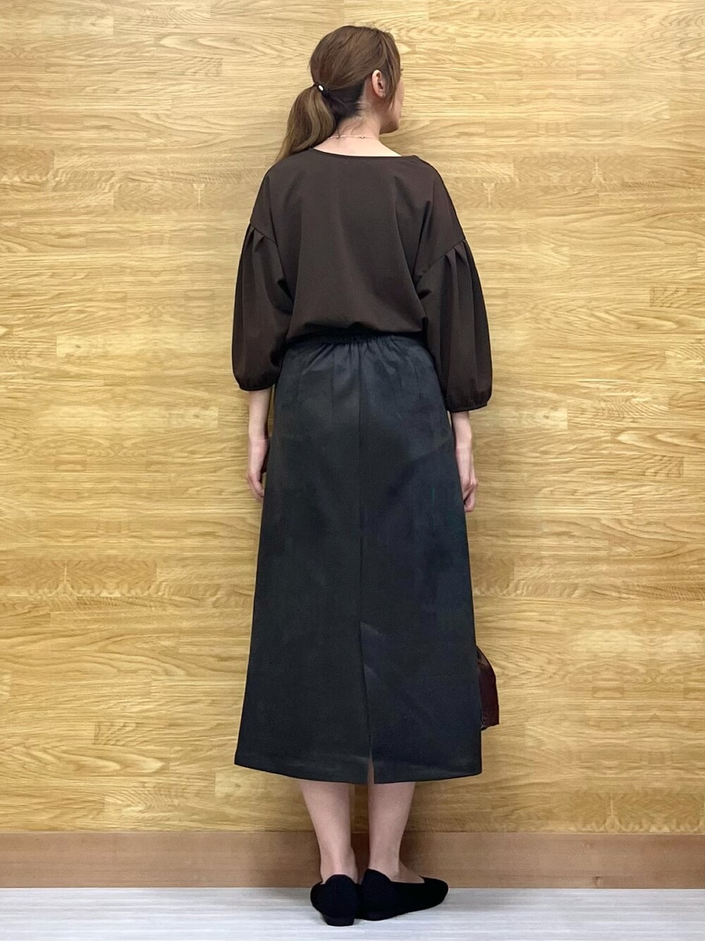 ブラウン系のTシャツ/カットソー、その他のショルダーバッグ、ブラック系のパンプスを着用したレディースの秋コーディネートの3枚目の写真