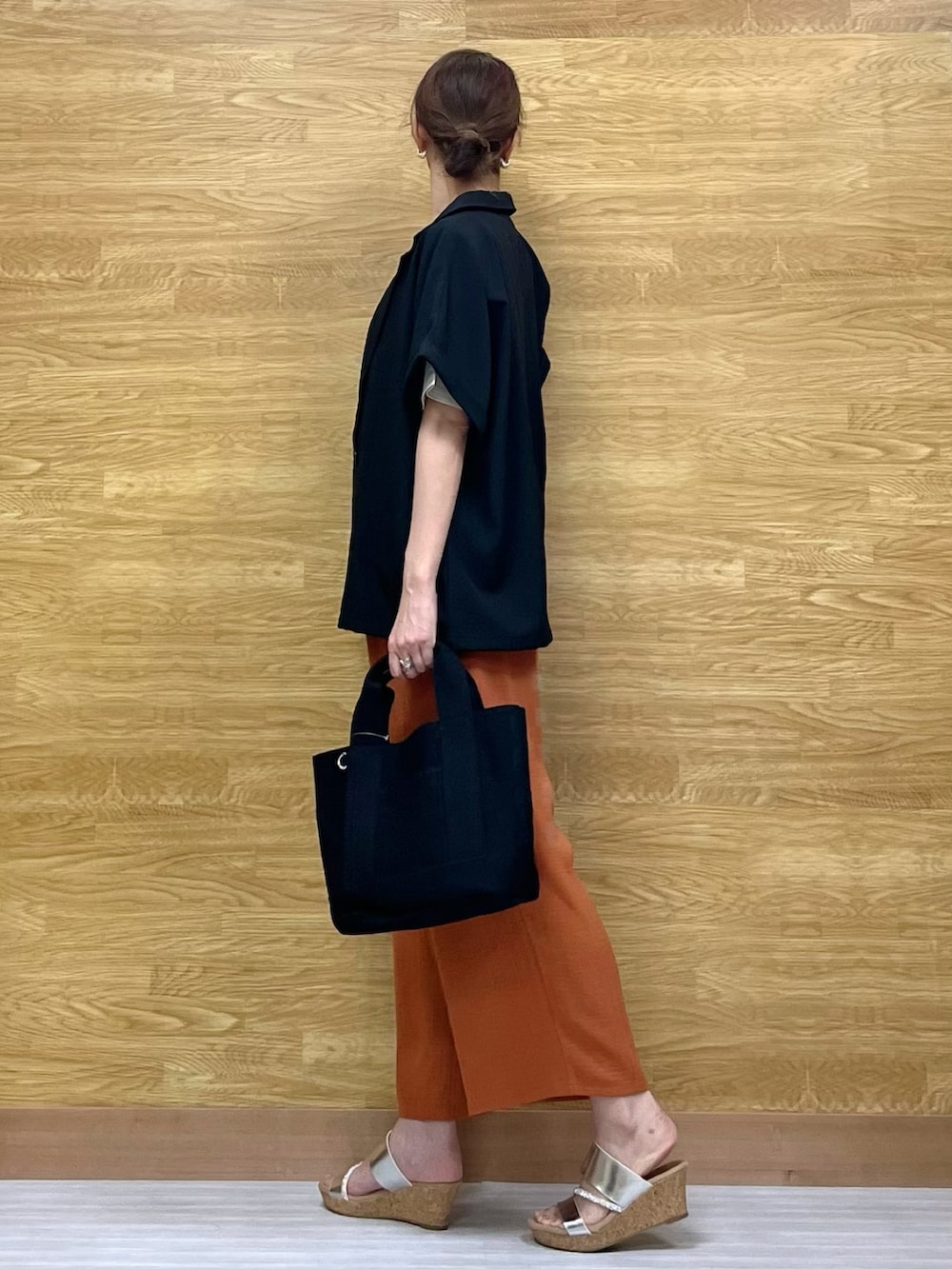 ブラック系のテーラードジャケット、グレー系のTシャツ/カットソー、オレンジ系のその他パンツを着用したレディースの夏コーディネートの2枚目の写真