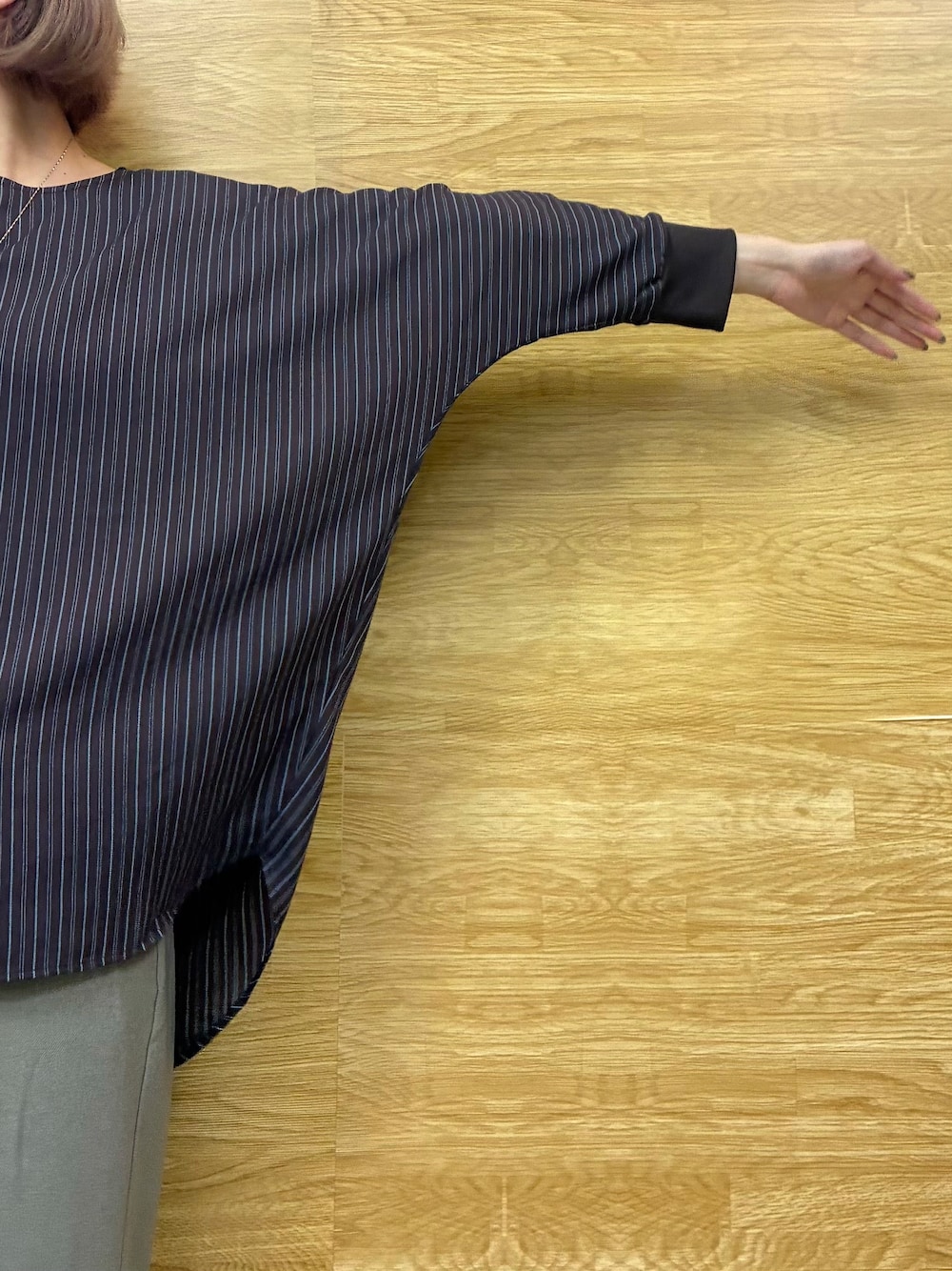 ブラウン系のシャツ/ブラウス、ベージュ系のその他パンツ、ブラック系のその他シューズを着用したレディースの秋コーディネートの4枚目の写真