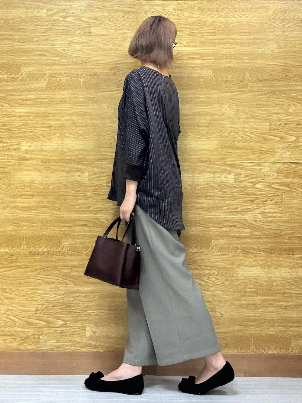 ブラウン系のシャツ/ブラウス、ベージュ系のその他パンツ、ブラック系のその他シューズを着用したレディースの秋コーディネートの2枚目の写真