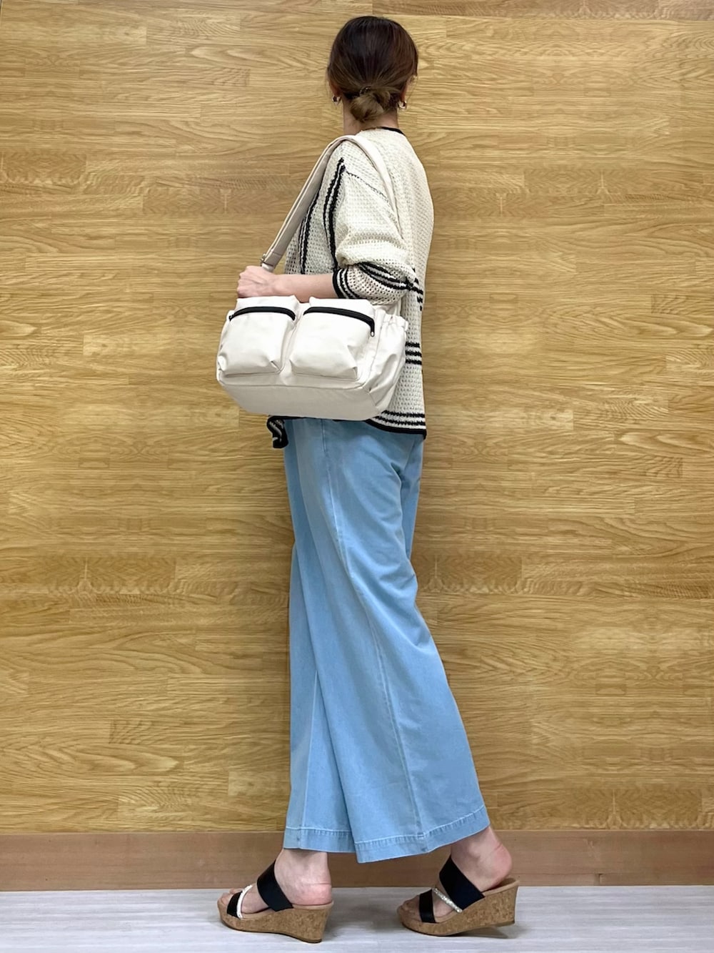 ホワイト系のTシャツ/カットソー、ホワイト系のカーディガン/ボレロ、ホワイト系のショルダーバッグを着用したレディースの春コーディネートの2枚目の写真