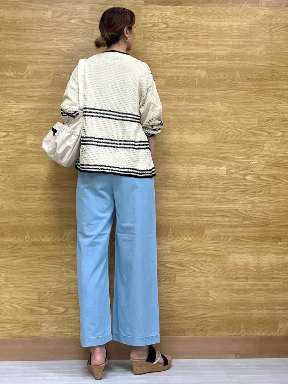 ホワイト系のTシャツ/カットソー、ホワイト系のカーディガン/ボレロ、ホワイト系のショルダーバッグを着用したレディースの春コーディネートの3枚目の写真