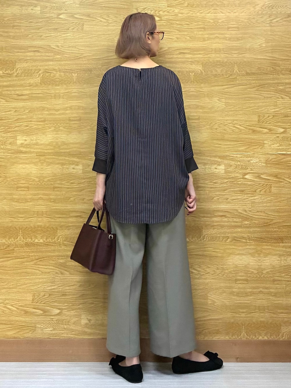 ブラウン系のシャツ/ブラウス、ベージュ系のその他パンツ、ブラック系のその他シューズを着用したレディースの秋コーディネートの3枚目の写真