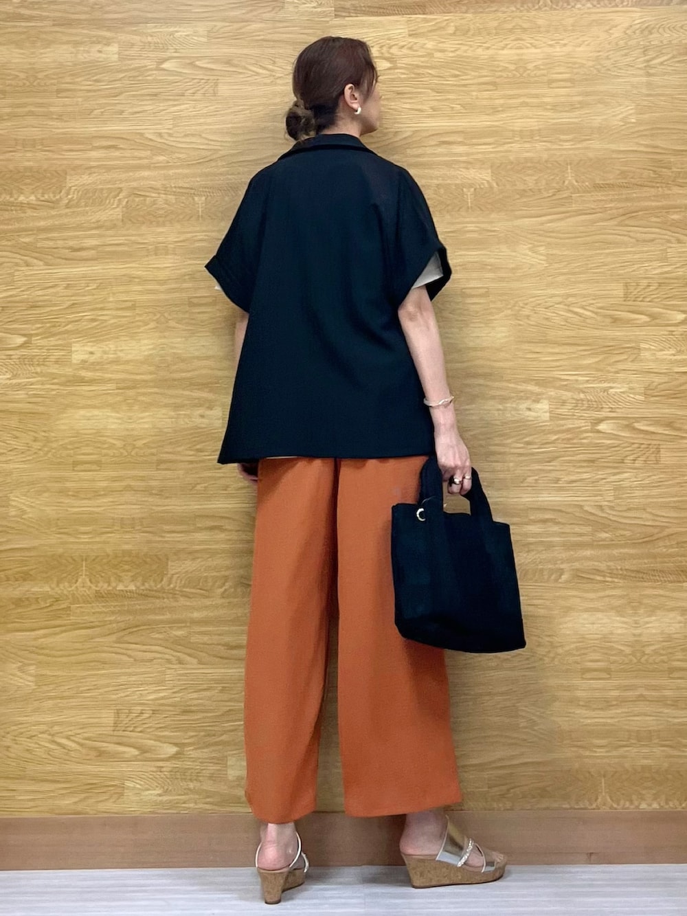 ブラック系のテーラードジャケット、グレー系のTシャツ/カットソー、オレンジ系のその他パンツを着用したレディースの夏コーディネートの3枚目の写真