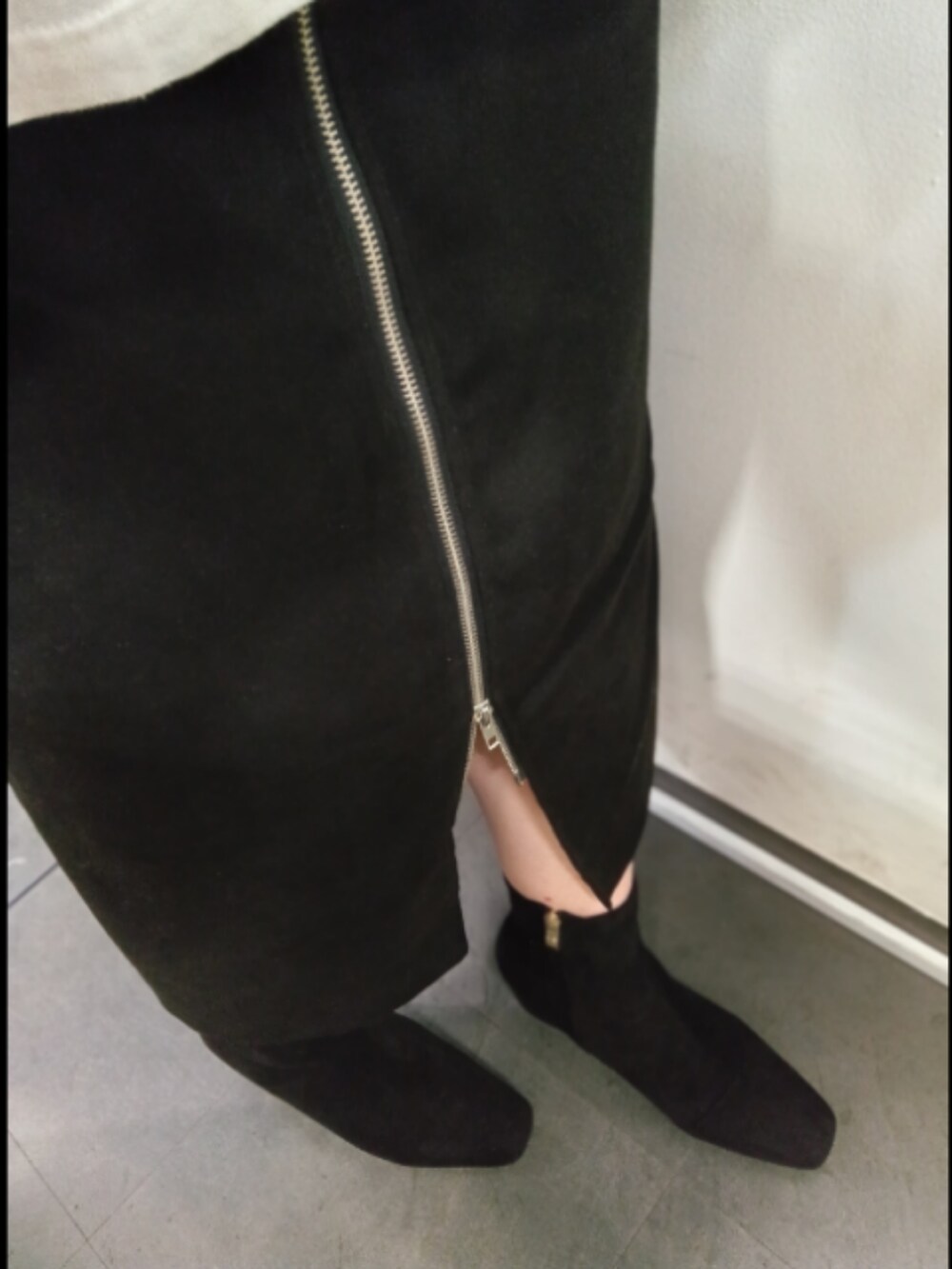 ブラック系のブーツを着用したレディースの秋コーディネートの2枚目の写真