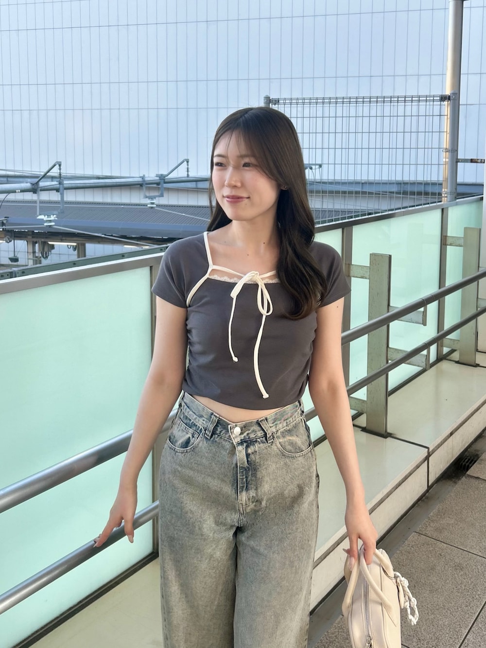 「リボン、モノトーン、大人カジュアル、フレアパンツ、春夏コーデ、淡色コーデ、シンプルコーデ、きれいめカジュアル、休日スタイル」｜「ChicoのレイヤードデザインフレンチT（Tシャツ/カットソー、グレー系）」を使った、Itsuさん（レディース・163cm）の春コーディネートの2枚目の写真
