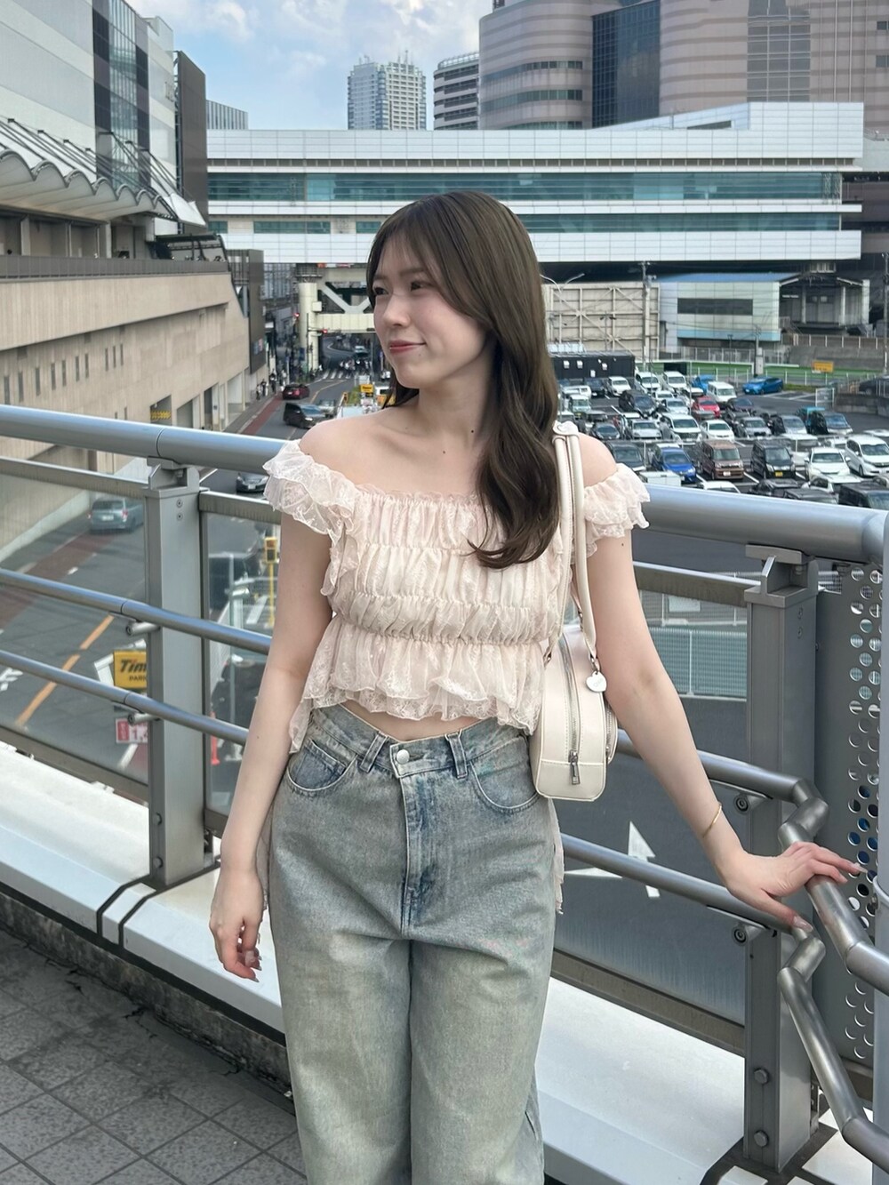 ピンク系のシャツ/ブラウス、ブルー系のデニムパンツ、ホワイト系のボストンバッグを着用したレディースの春コーディネートの3枚目の写真