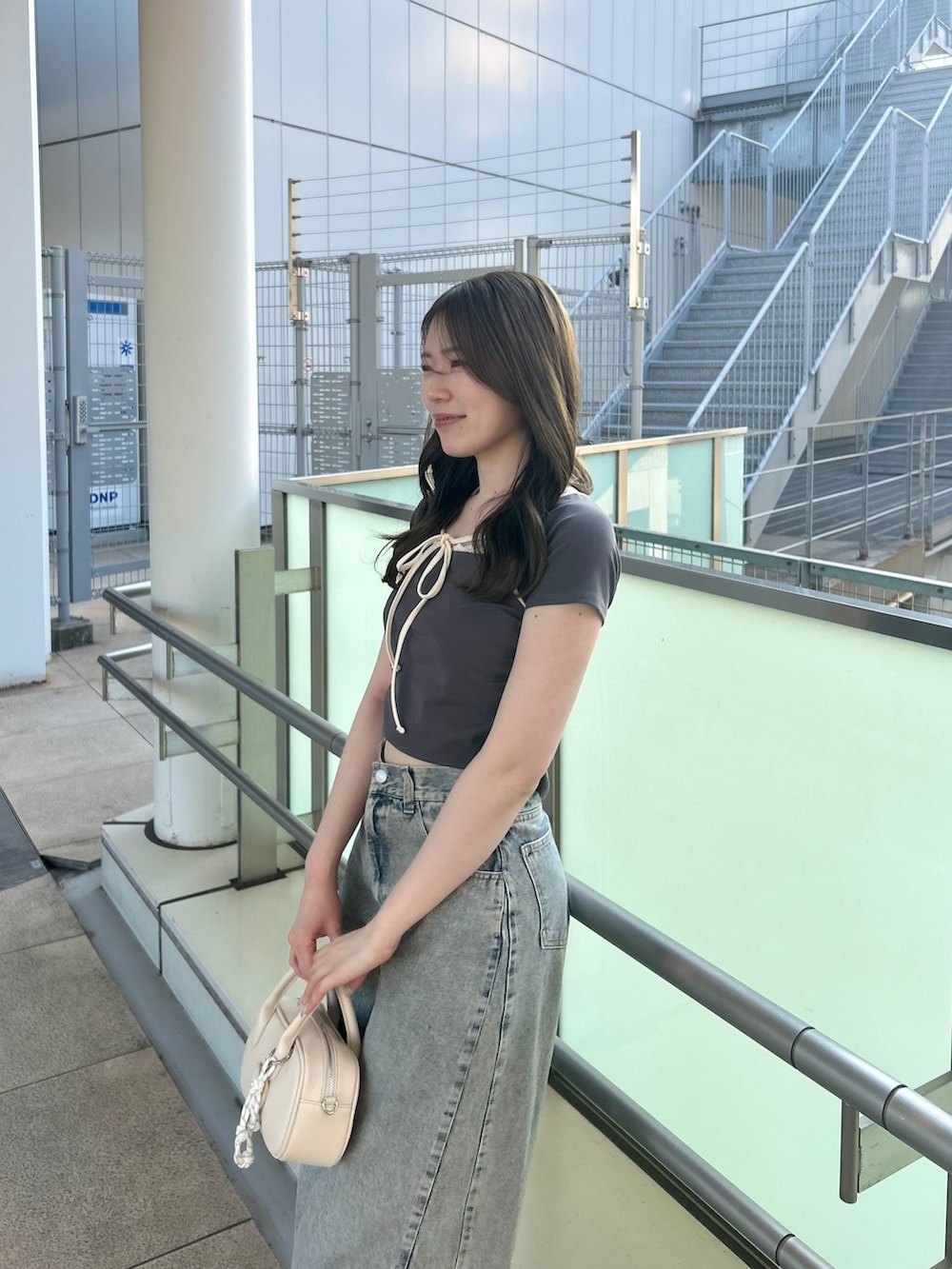 「リボン、モノトーン、大人カジュアル、フレアパンツ、春夏コーデ、淡色コーデ、シンプルコーデ、きれいめカジュアル、休日スタイル」｜「ChicoのレイヤードデザインフレンチT（Tシャツ/カットソー、グレー系）」を使った、Itsuさん（レディース・163cm）の春コーディネートの3枚目の写真