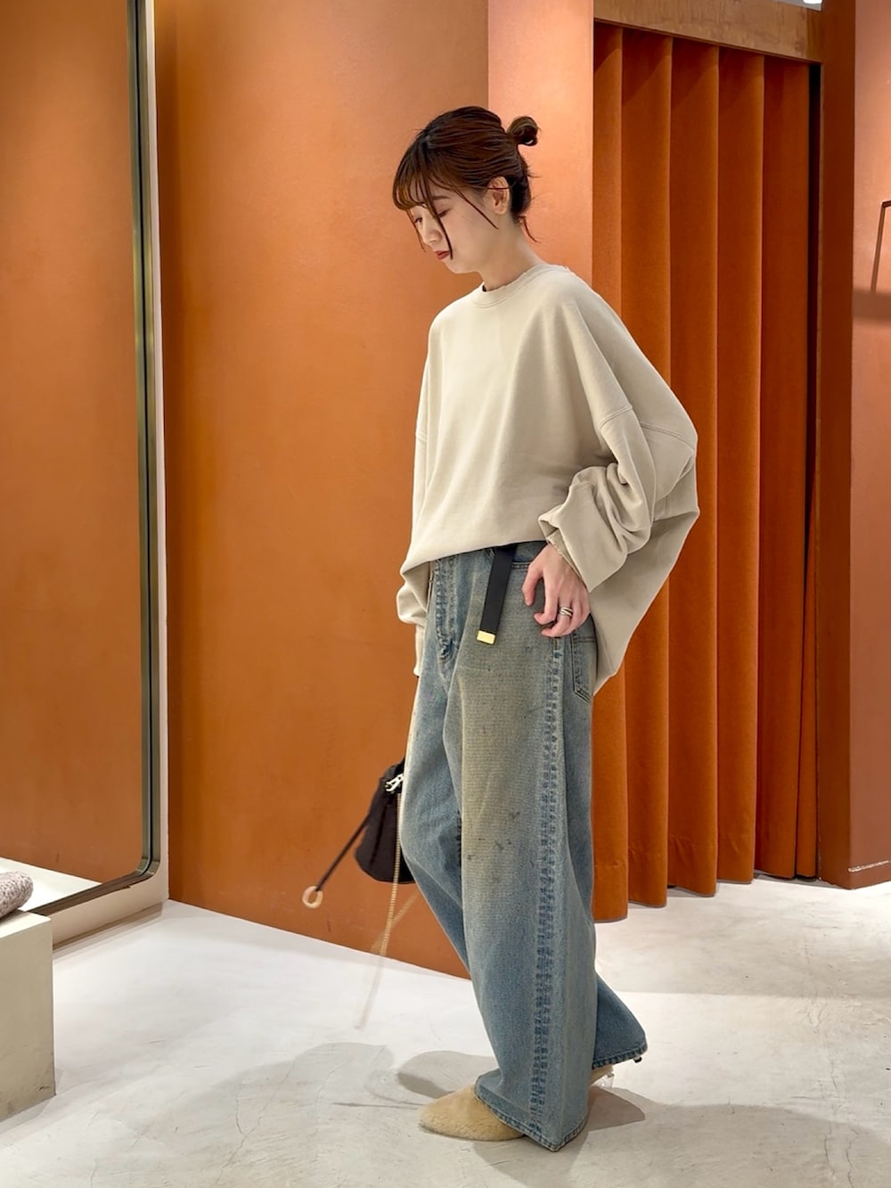 「カジュアル、カジュアルコーデ、大人カジュアル、大人コーデ、休日スタイル、休日コーデ、スウェット、ロゴスウェット、オーバーサイズ、デニム、デニムパンツ、デニムコーデ、ワイドデニム、ミニバッグ、ミュール」｜「Whim Gazetteの【GEMINI】オーバーバックプリントスウェット（スウェット、ベージュ系）」を使った、あおさや。さん（骨格ウェーブ・レディース・160cm）の夏コーディネートの7枚目の写真