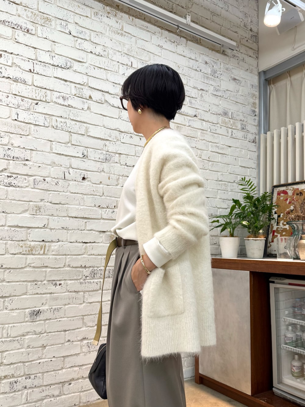 ホワイト系のシャツ/ブラウス、ベージュ系のその他パンツ、ブラック系のトートバッグを着用したレディースの秋コーディネートの5枚目の写真