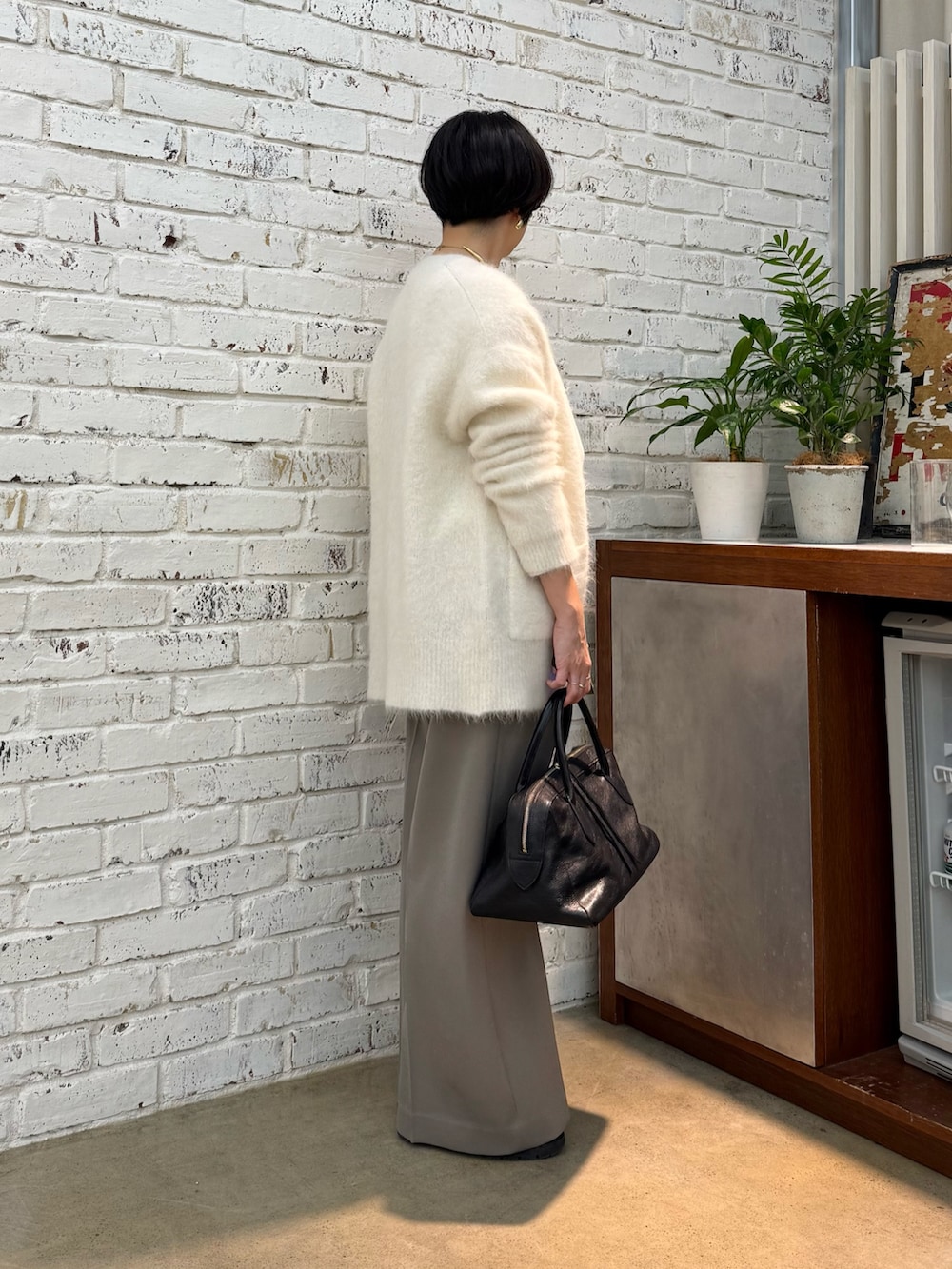 ホワイト系のシャツ/ブラウス、ベージュ系のその他パンツ、ブラック系のトートバッグを着用したレディースの秋コーディネートの2枚目の写真