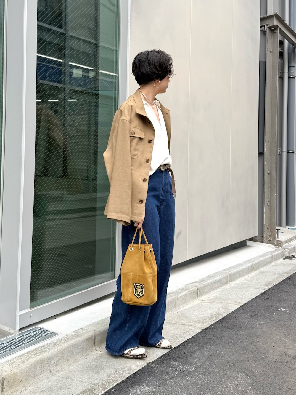 ホワイト系のシャツ/ブラウス、グリーン系のミリタリージャケット、イエロー系のサンダルを着用したレディースの春コーディネートの2枚目の写真