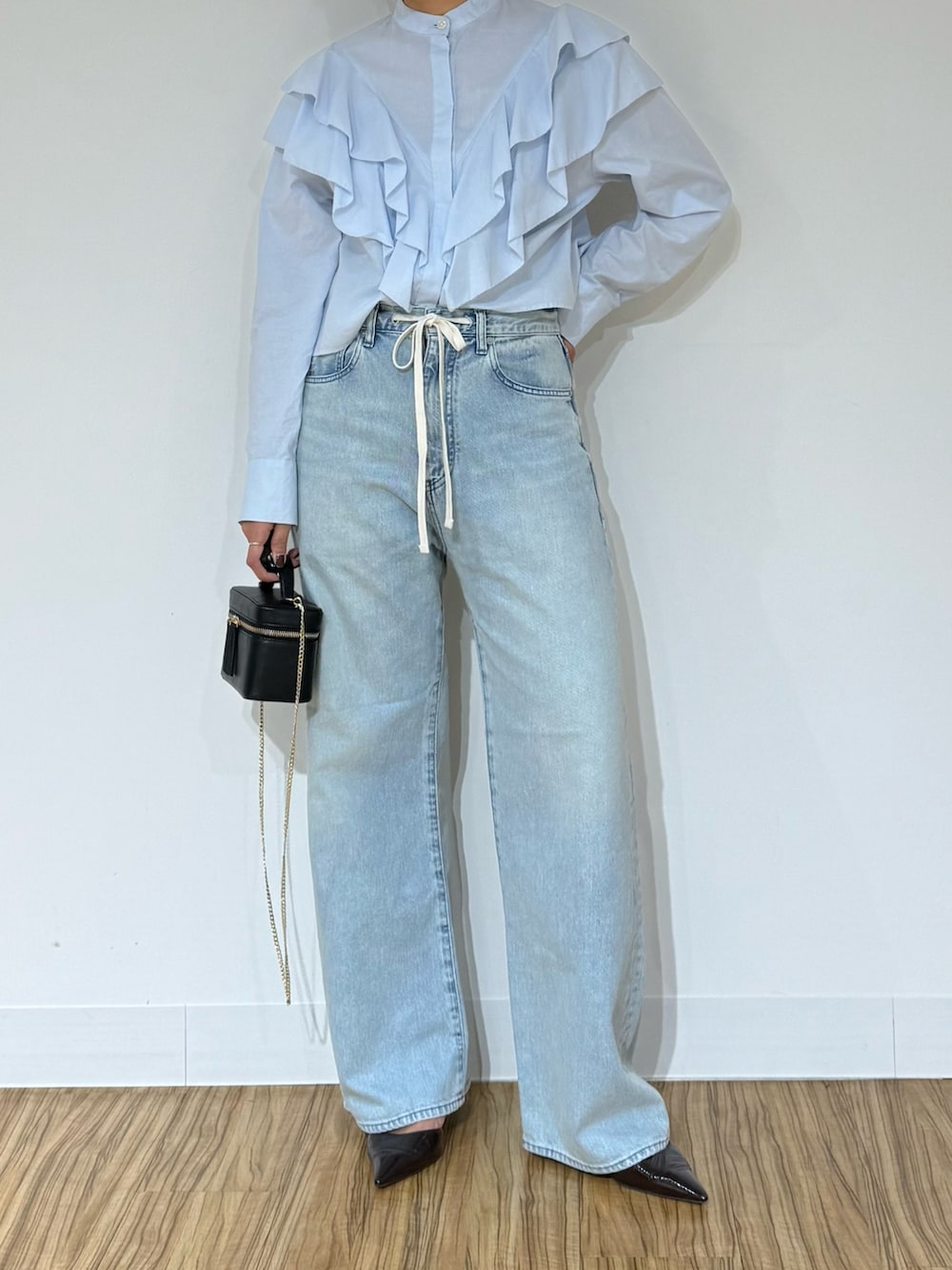 ブルー系のシャツ/ブラウス、ブラウン系のその他アウター、ブルー系のデニムパンツを着用したレディースの秋コーディネートの7枚目の写真