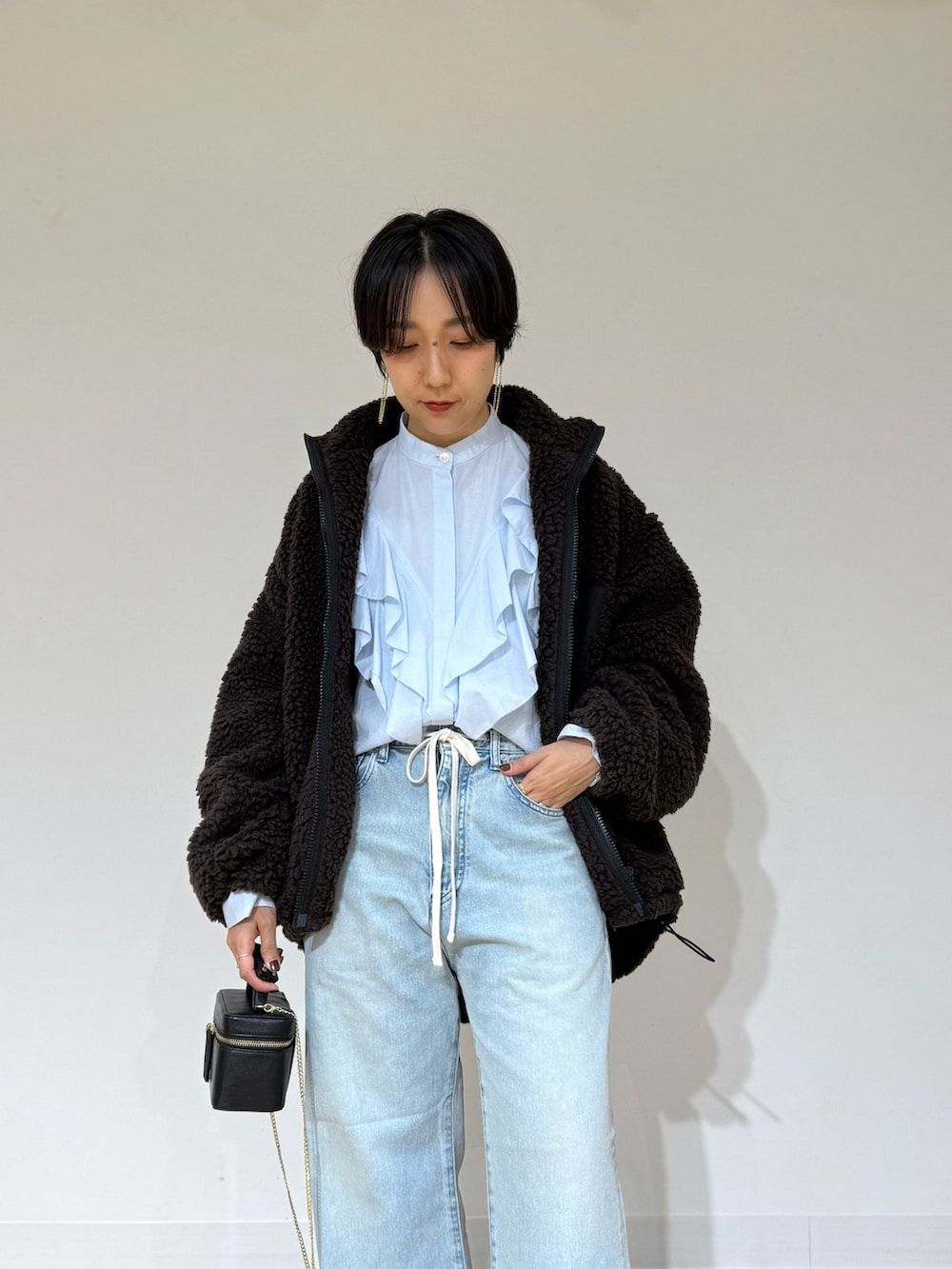 ブルー系のシャツ/ブラウス、ブラウン系のその他アウター、ブルー系のデニムパンツを着用したレディースの秋コーディネートの8枚目の写真