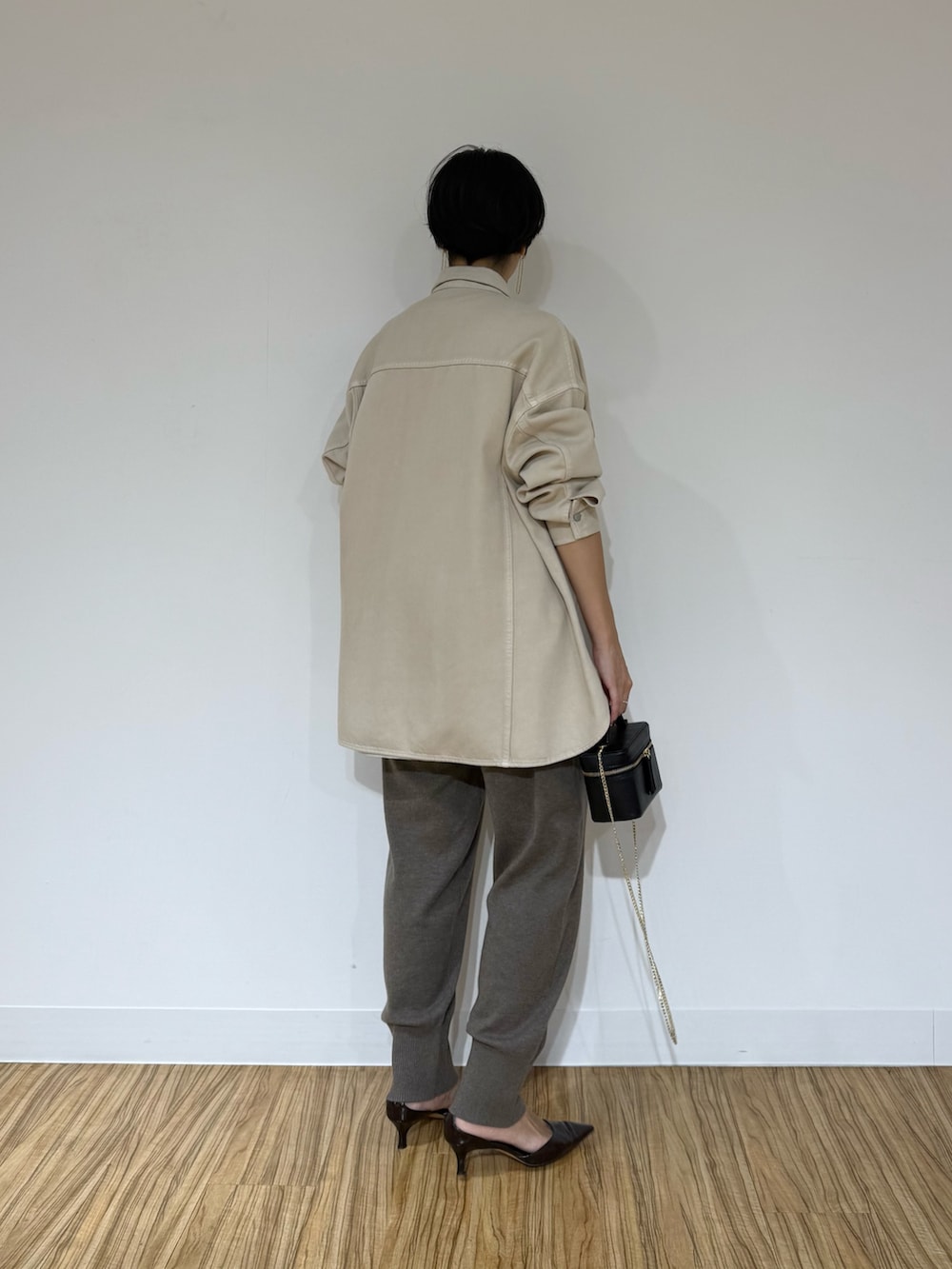 ホワイト系のシャツ/ブラウス、ベージュ系のシャツ/ブラウス、ブラック系のショルダーバッグを着用したレディースの秋コーディネートの5枚目の写真