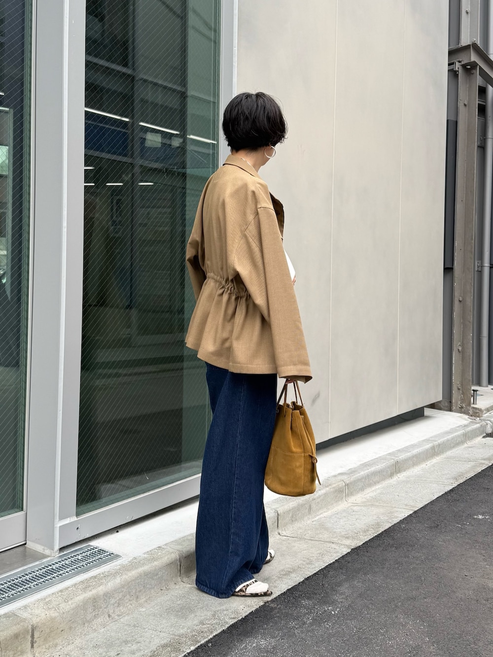 ホワイト系のシャツ/ブラウス、グリーン系のミリタリージャケット、イエロー系のサンダルを着用したレディースの春コーディネートの3枚目の写真