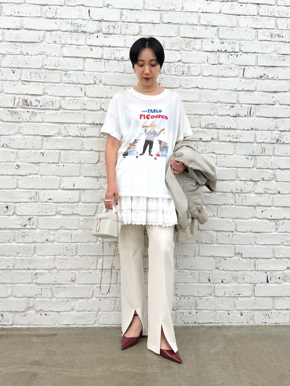 「ワントーンコーデ、MA-1、ロゴT、プリントT、パンツスタイル、ショートヘア、ママコーデ、大人カジュアル、大人コーデ、オトナ女子、オトナカジュアル、whimgazette、ウィムガゼット、白Tシャツ、休日スタイル」|「Whim Gazetteの【Hoaw.】Tiny Ball ピアス(ピアス(両耳用)、シルバー系)」を使った、AZUMIさん(レディース・160cm)の夏コーディネートの4枚目の写真