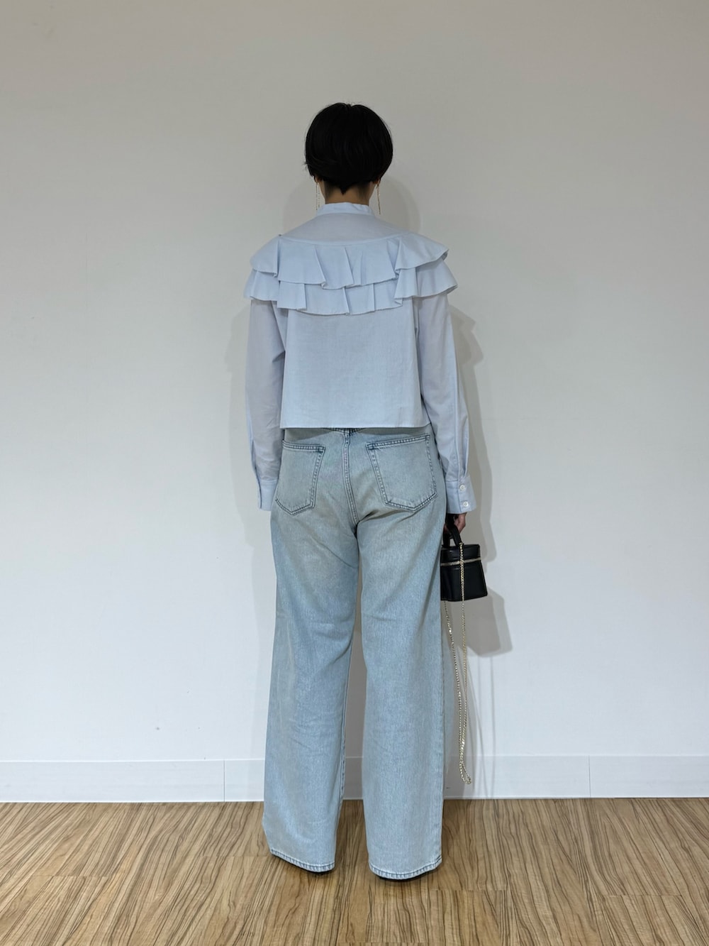 ブルー系のシャツ/ブラウス、ブラウン系のその他アウター、ブルー系のデニムパンツを着用したレディースの秋コーディネートの6枚目の写真