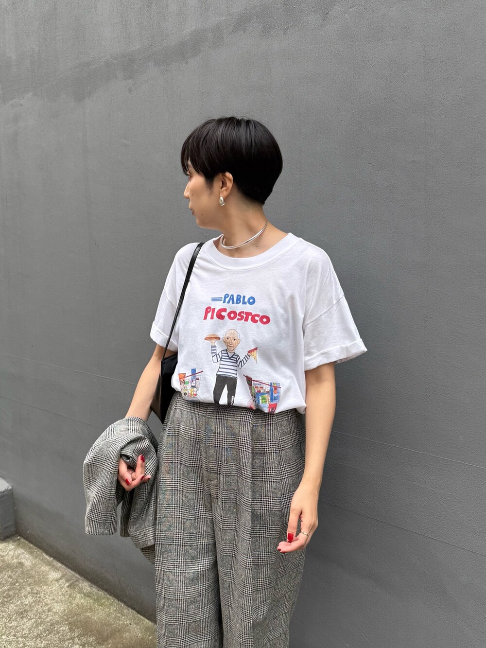 シルバー系のサンダル、ブラック系のショルダーバッグ、グレー系のベストを着用したレディースの夏コーディネートの5枚目の写真