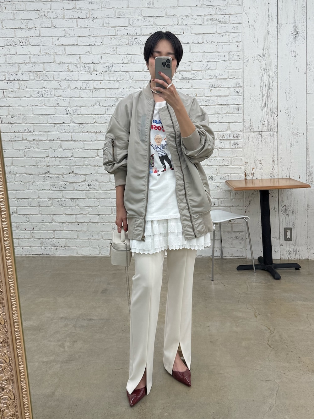 「ワントーンコーデ、MA-1、ロゴT、プリントT、パンツスタイル、ショートヘア、ママコーデ、大人カジュアル、大人コーデ、オトナ女子、オトナカジュアル、whimgazette、ウィムガゼット、白Tシャツ、休日スタイル」|「Whim Gazetteの【Hoaw.】Tiny Ball ピアス(ピアス(両耳用)、シルバー系)」を使った、AZUMIさん(レディース・160cm)の夏コーディネートの6枚目の写真
