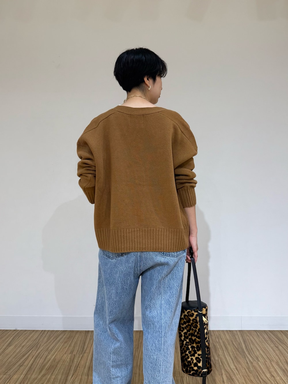 ブルー系のデニムパンツ、イエロー系のショルダーバッグ、ホワイト系のシャツ/ブラウスを着用したレディースの秋コーディネートの5枚目の写真