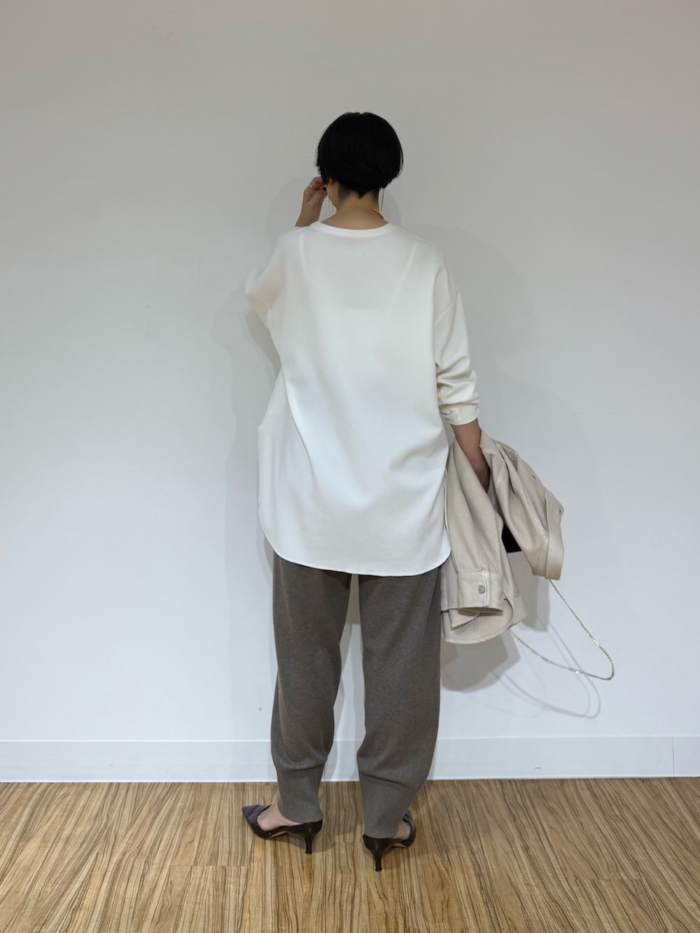 ホワイト系のシャツ/ブラウス、ベージュ系のシャツ/ブラウス、ブラック系のショルダーバッグを着用したレディースの秋コーディネートの3枚目の写真
