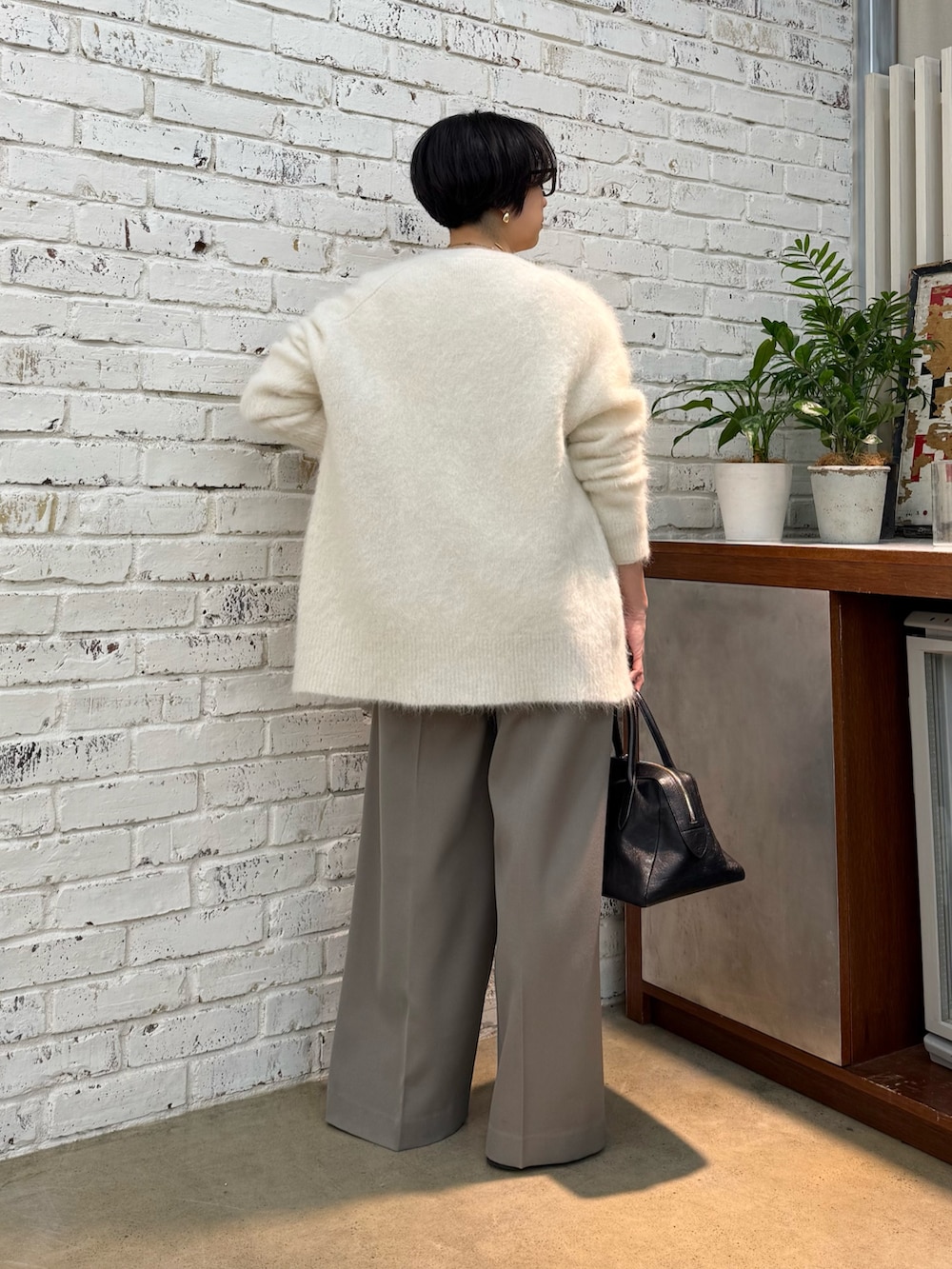 ホワイト系のシャツ/ブラウス、ベージュ系のその他パンツ、ブラック系のトートバッグを着用したレディースの秋コーディネートの3枚目の写真