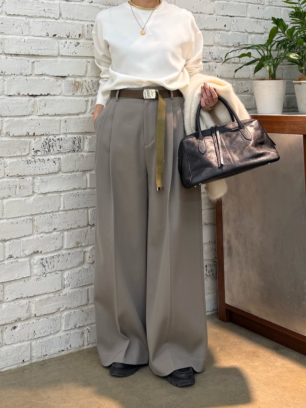 ホワイト系のシャツ/ブラウス、ベージュ系のその他パンツ、ブラック系のトートバッグを着用したレディースの秋コーディネートの7枚目の写真