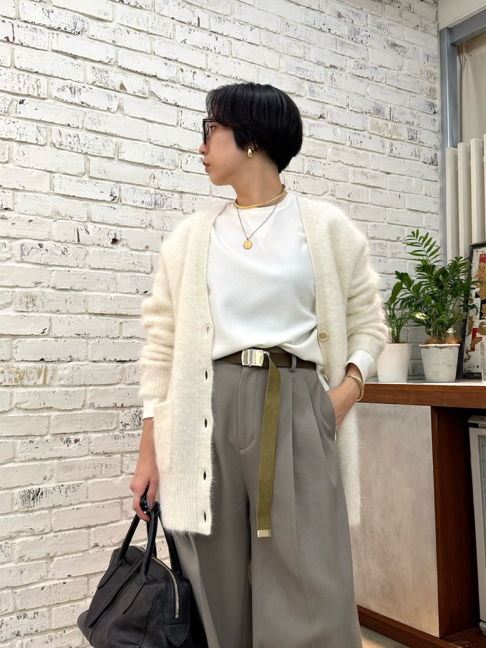 ホワイト系のシャツ/ブラウス、ベージュ系のその他パンツ、ブラック系のトートバッグを着用したレディースの秋コーディネートの4枚目の写真