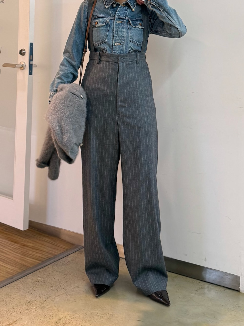 グレー系のカーディガン/ボレロ、ブルー系のデニムジャケット、ブラウン系のパンプスを着用したレディースの秋コーディネートの9枚目の写真