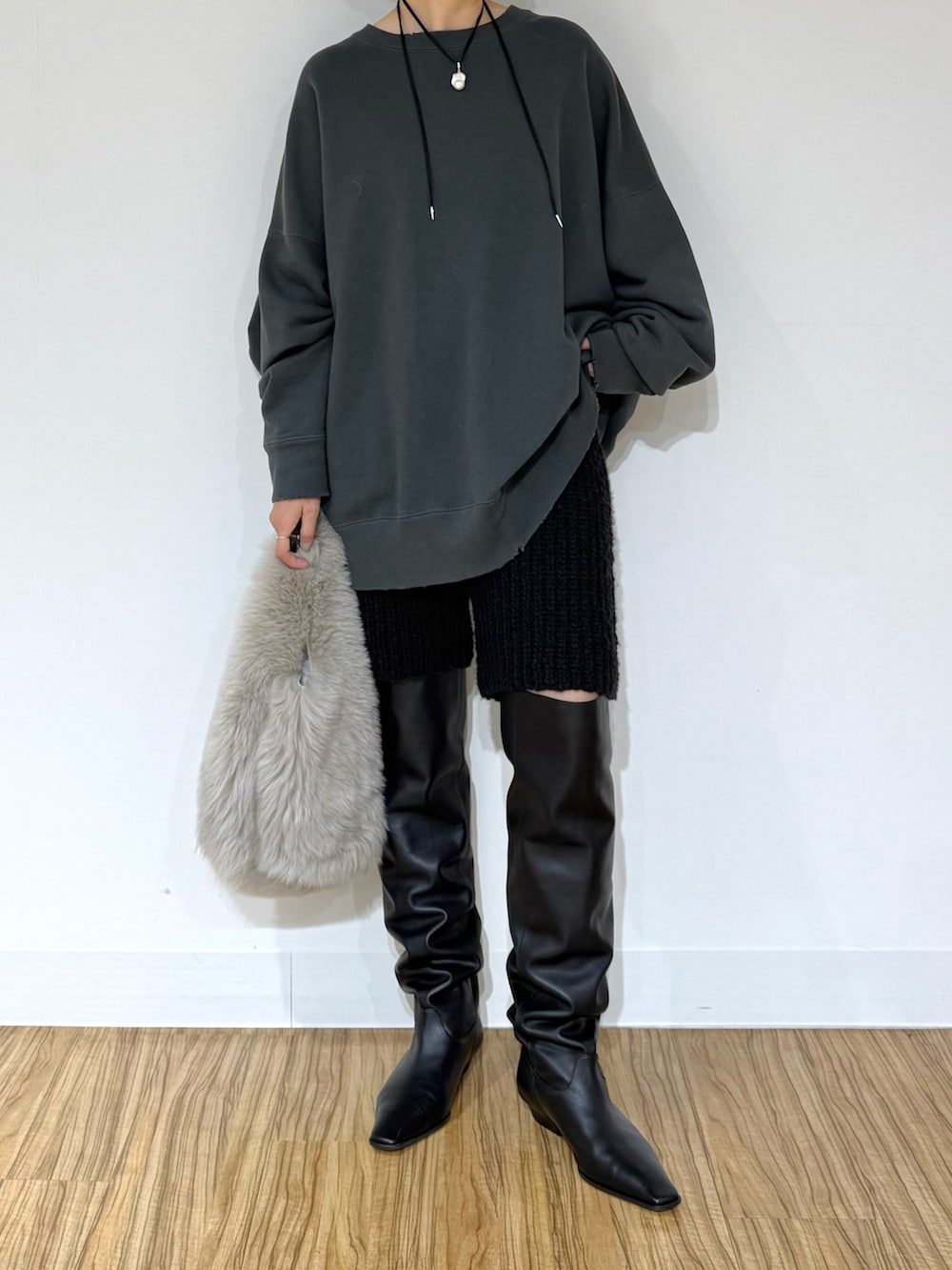 グレー系のスウェット、ブラック系のブーツ、ブラック系のその他パンツを着用したレディースの秋コーディネートの4枚目の写真