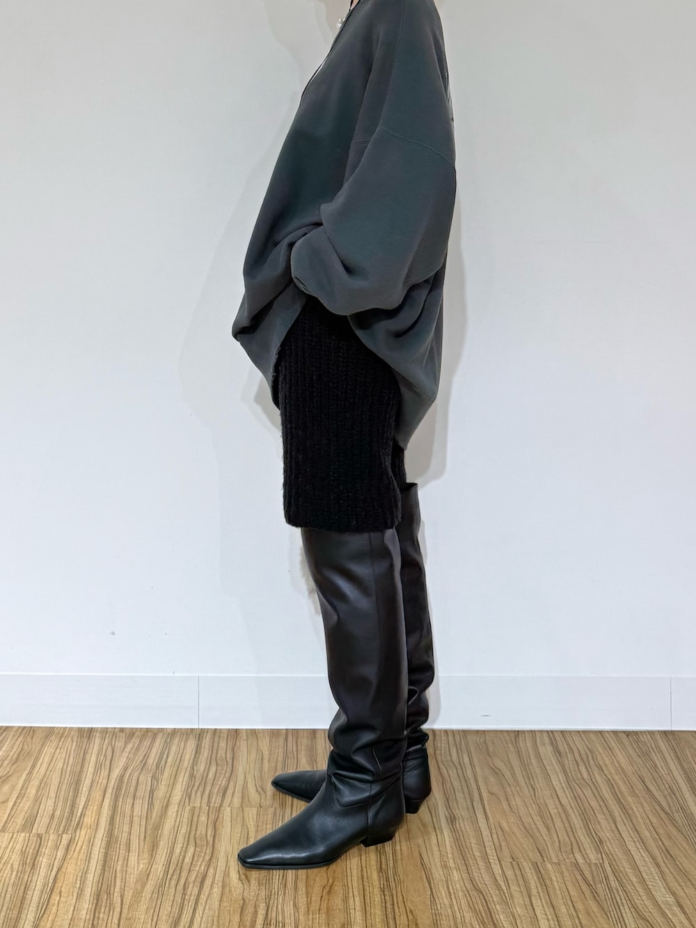 グレー系のスウェット、ブラック系のブーツ、ブラック系のその他パンツを着用したレディースの秋コーディネートの5枚目の写真