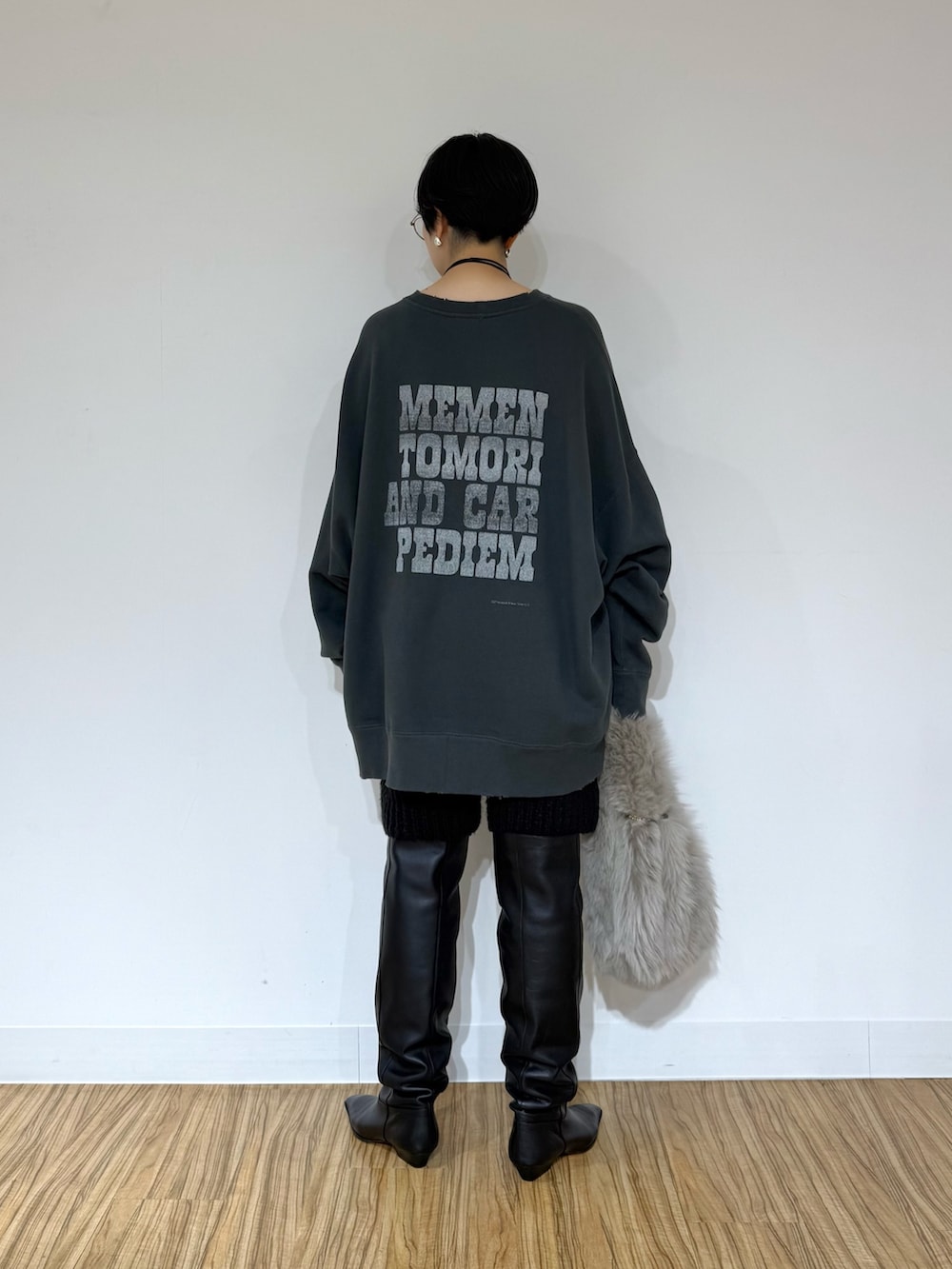 グレー系のスウェット、ブラック系のブーツ、ブラック系のその他パンツを着用したレディースの秋コーディネートの3枚目の写真