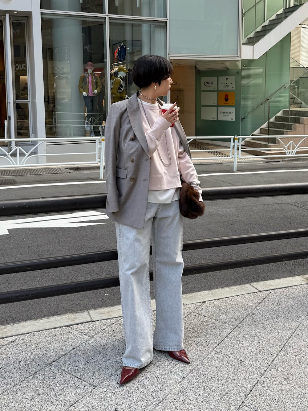 グレー系のテーラードジャケット、ホワイト系のシャツ/ブラウス、グレー系のデニムパンツを着用したレディースの秋コーディネートの7枚目の写真
