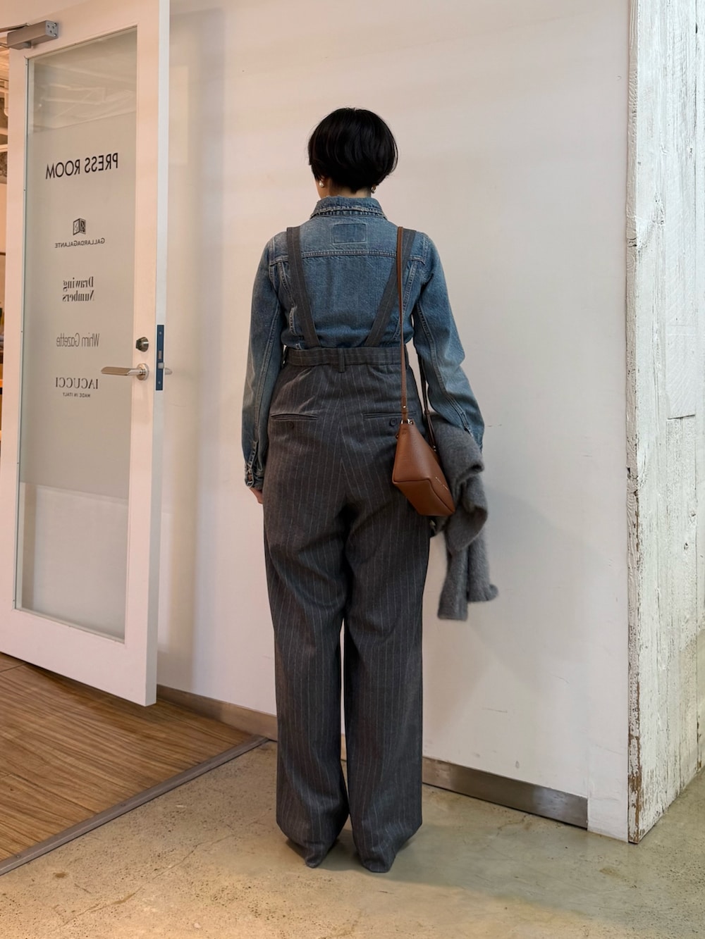 グレー系のカーディガン/ボレロ、ブルー系のデニムジャケット、ブラウン系のパンプスを着用したレディースの秋コーディネートの8枚目の写真