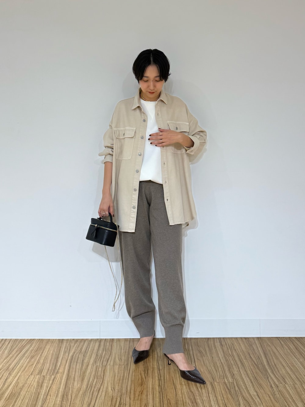 ホワイト系のシャツ/ブラウス、ベージュ系のシャツ/ブラウス、ブラック系のショルダーバッグを着用したレディースの秋コーディネートの4枚目の写真