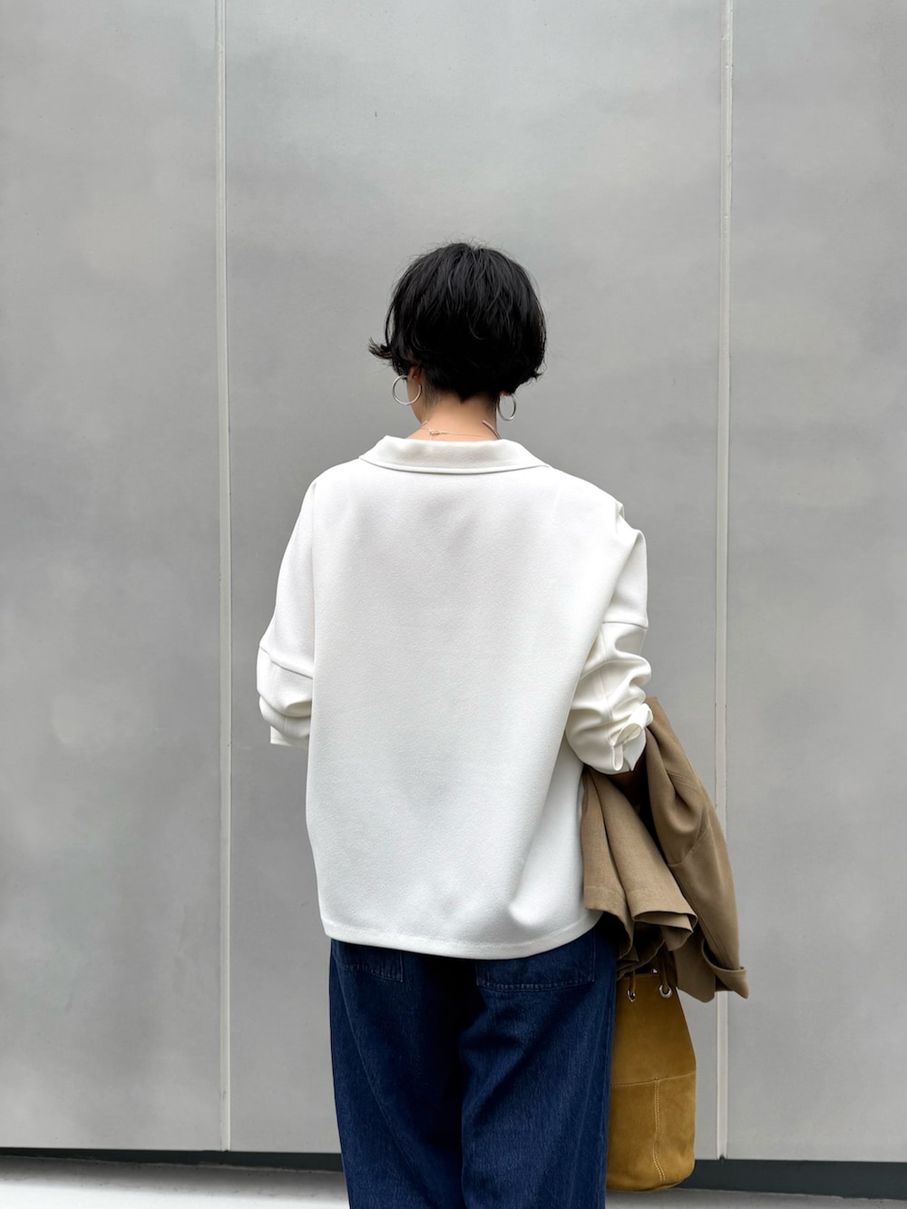 ホワイト系のシャツ/ブラウス、グリーン系のミリタリージャケット、イエロー系のサンダルを着用したレディースの春コーディネートの6枚目の写真