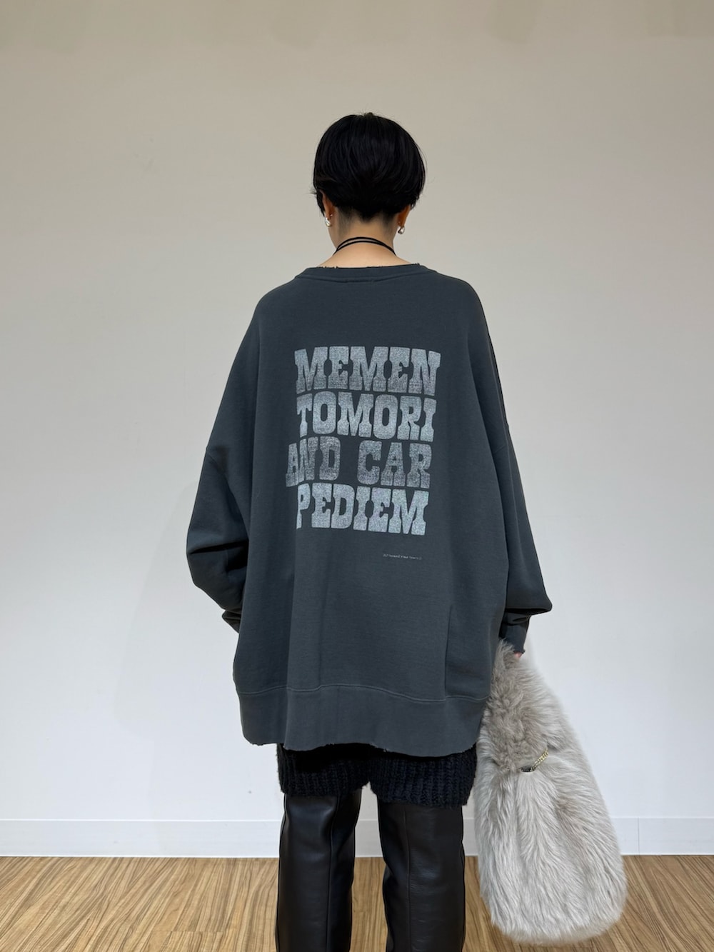 グレー系のスウェット、ブラック系のブーツ、ブラック系のその他パンツを着用したレディースの秋コーディネートの6枚目の写真