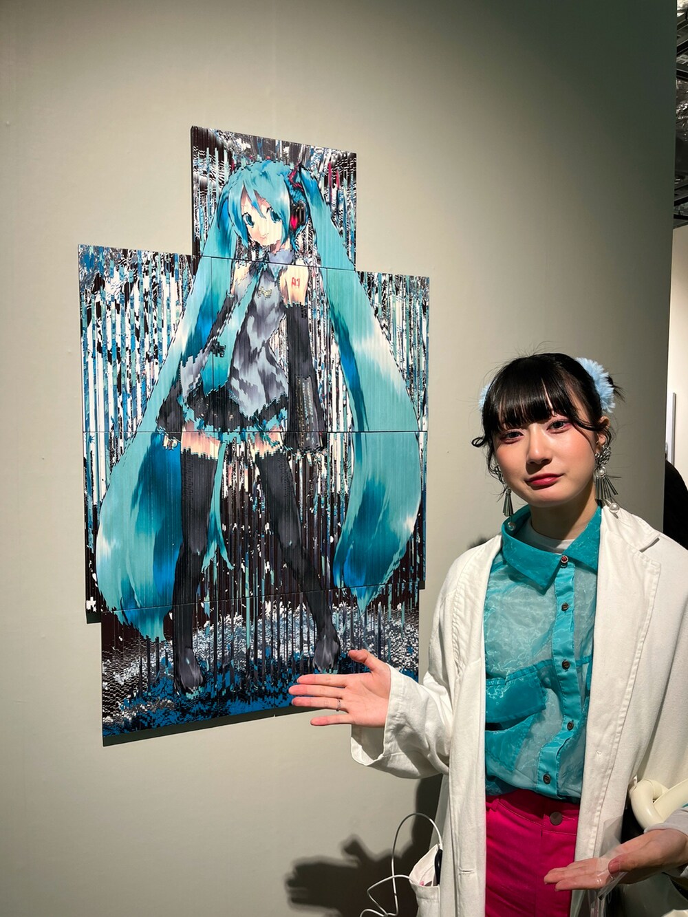 ホワイト系のジャケット/アウター、ブルー系のシャツ/ブラウス、ピンク系のデニムスカートを着用したレディースの冬コーディネートの3枚目の写真